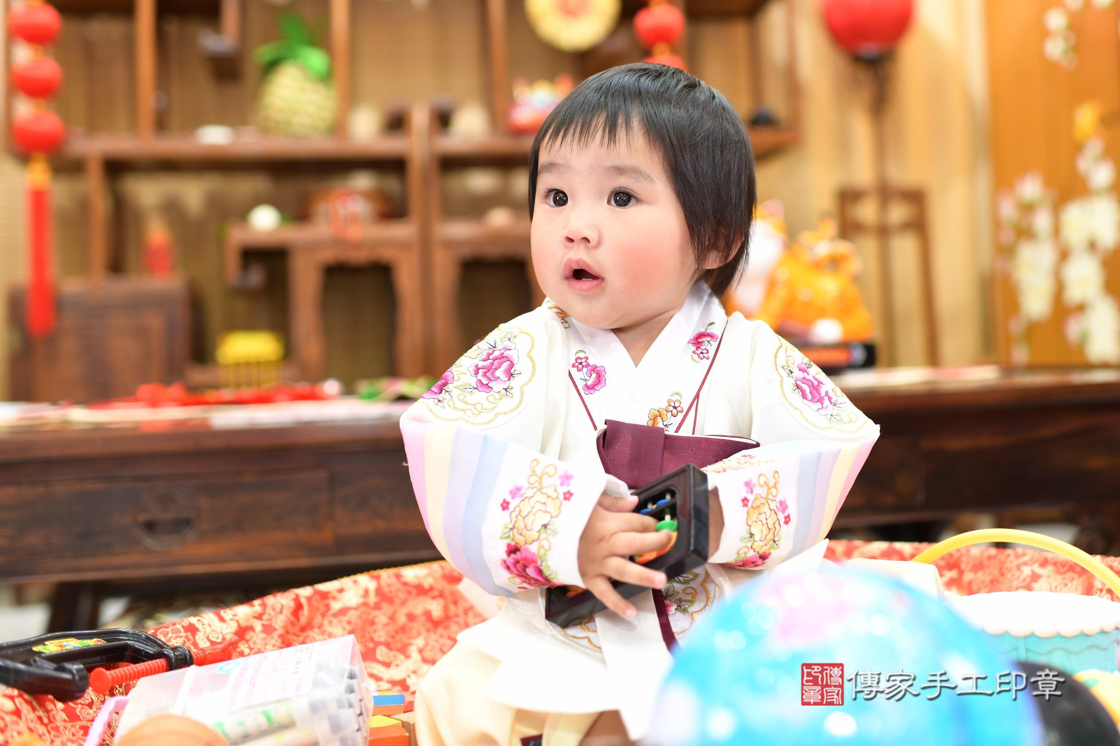 傳家手工印章台南店、抓周、度脺、中國風會場、傳家嬰兒古禮、吉祥話、抓周道具物品24種、拍照。抓周證書。寶寶抓周、滿周歲、生日快樂、祝福 傳家手工印章台南店、抓周、度脺、中國風會場、傳家嬰兒古禮、吉祥話、抓周道具物品24種、拍照。抓周證書。寶寶抓周、滿周歲、生日快樂、祝福