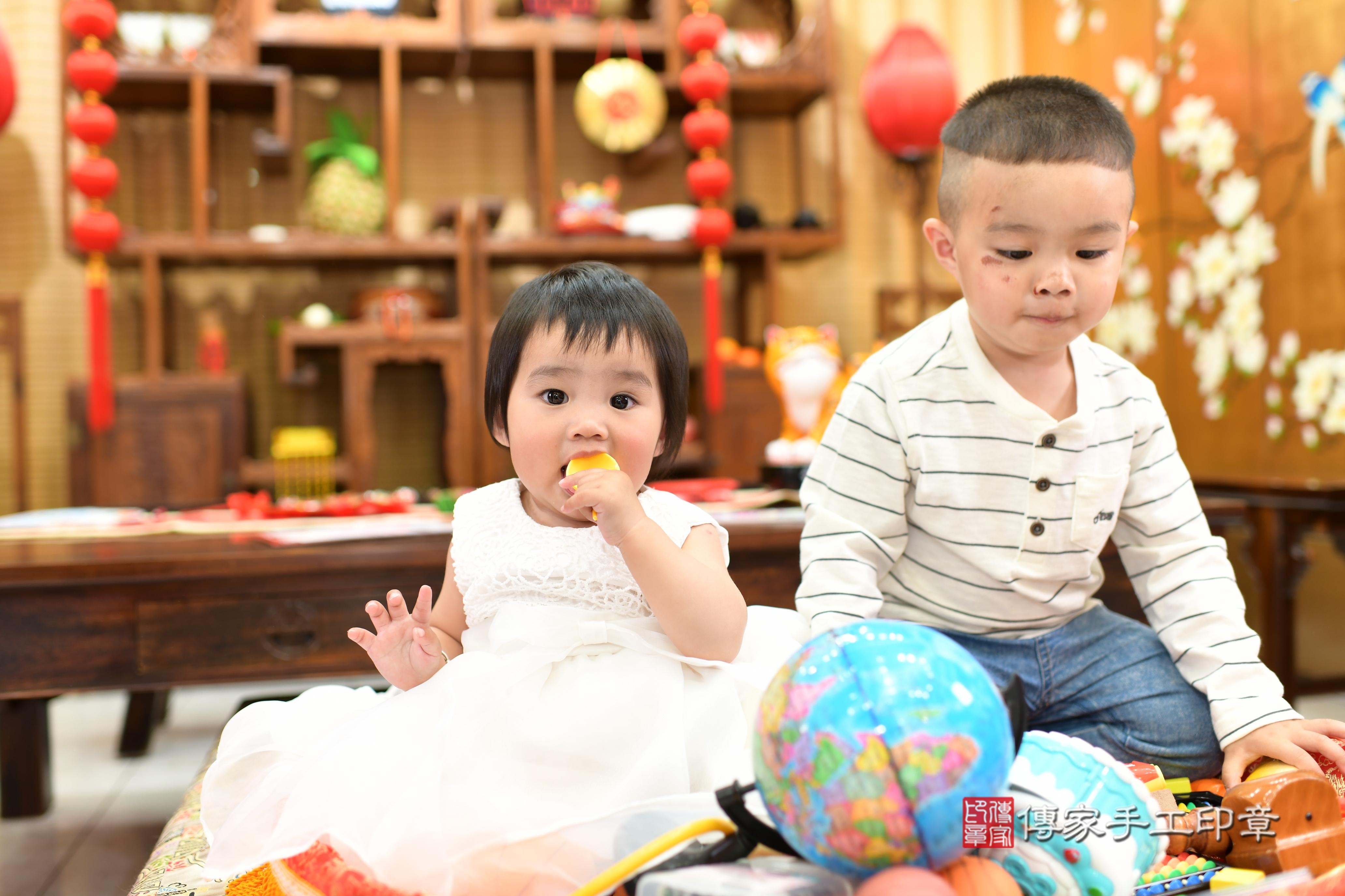 傳家手工印章台南店、抓周、度脺、中國風會場、傳家嬰兒古禮、吉祥話、抓周道具物品24種、拍照。抓周證書。寶寶抓周、滿周歲、生日快樂、祝福 傳家手工印章台南店、抓周、度脺、中國風會場、傳家嬰兒古禮、吉祥話、抓周道具物品24種、拍照。抓周證書。寶寶抓周、滿周歲、生日快樂、祝福