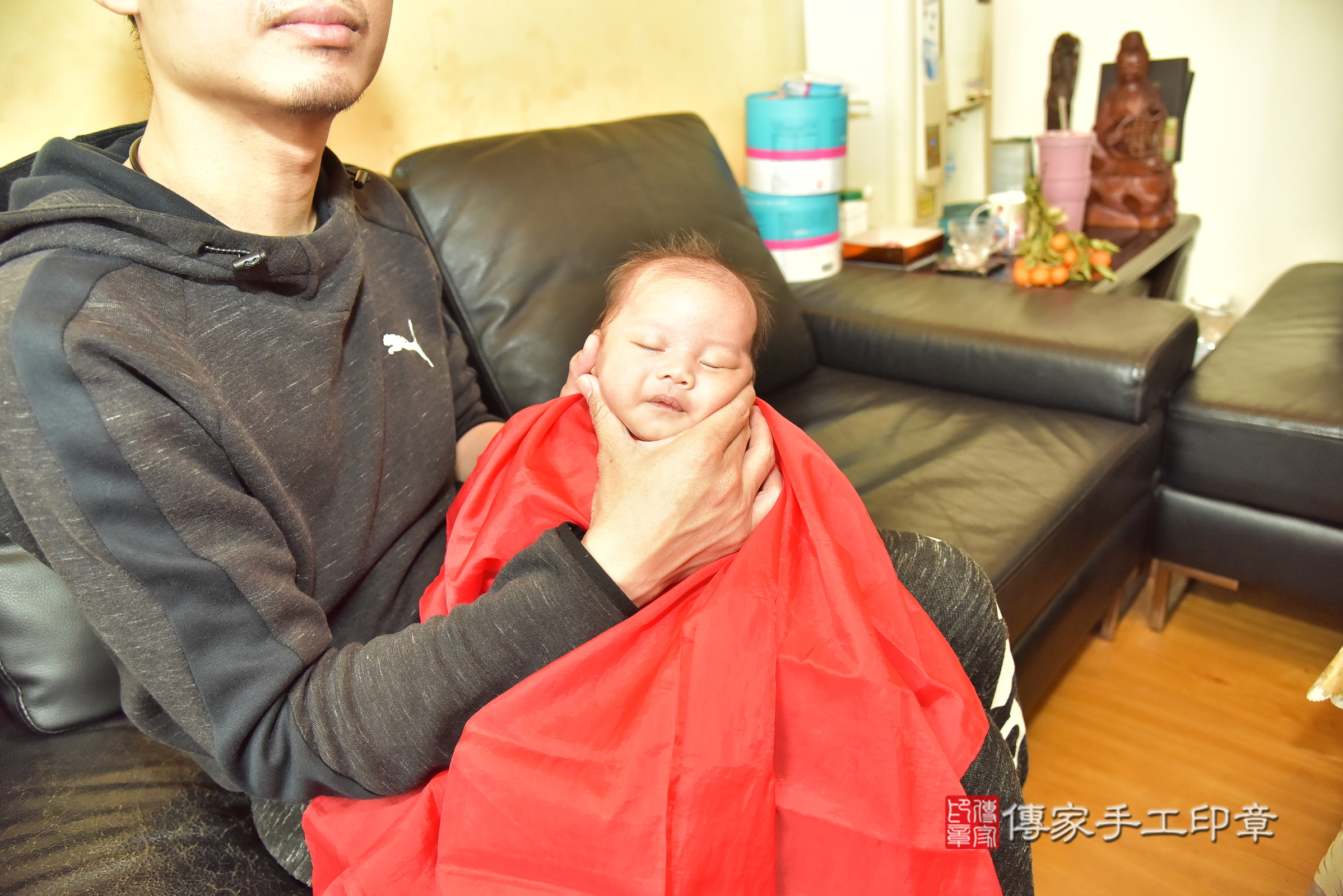 廷廷寶寶(新北市新店區到府嬰兒廷廷寶寶滿月剃頭理髮、到府嬰兒剃胎毛儀式吉祥話)。到府剃頭剃胎毛主持、專業拍照、證書。★購買「臍帶章、肚臍章、胎毛筆刷印章」贈送：剃頭、收涎、抓周，三選一。2025.2.27，照片17