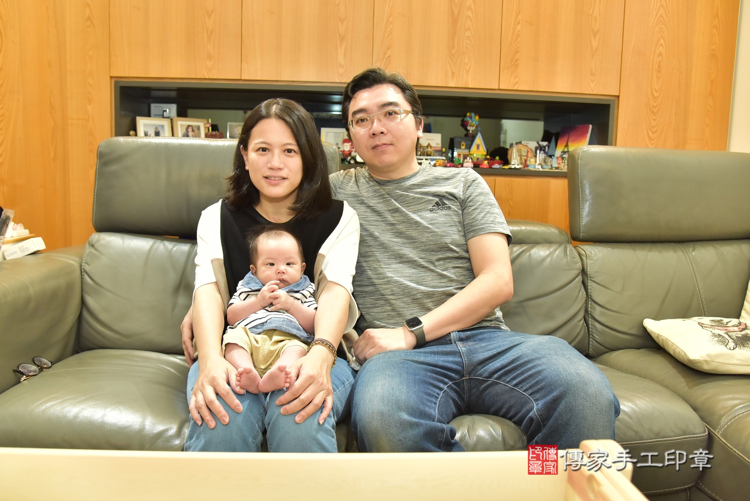 翰翰寶寶(台北市中正區到府嬰兒翰翰寶寶滿月剃頭理髮、到府嬰兒剃胎毛儀式吉祥話)。到府剃頭剃胎毛主持、專業拍照、證書。★購買「臍帶章、肚臍章、胎毛筆刷印章」贈送：剃頭、收涎、抓周，三選一。2025.3.3，照片1