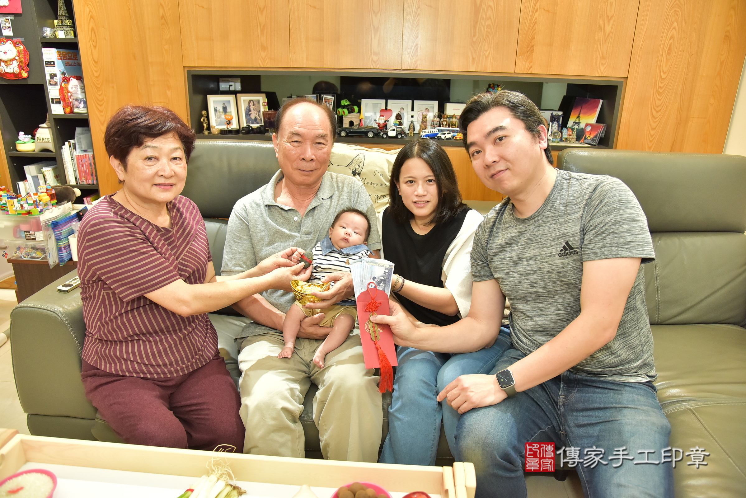 翰翰寶寶(台北市中正區到府嬰兒翰翰寶寶滿月剃頭理髮、到府嬰兒剃胎毛儀式吉祥話)。到府剃頭剃胎毛主持、專業拍照、證書。★購買「臍帶章、肚臍章、胎毛筆刷印章」贈送：剃頭、收涎、抓周，三選一。2025.3.3，照片11