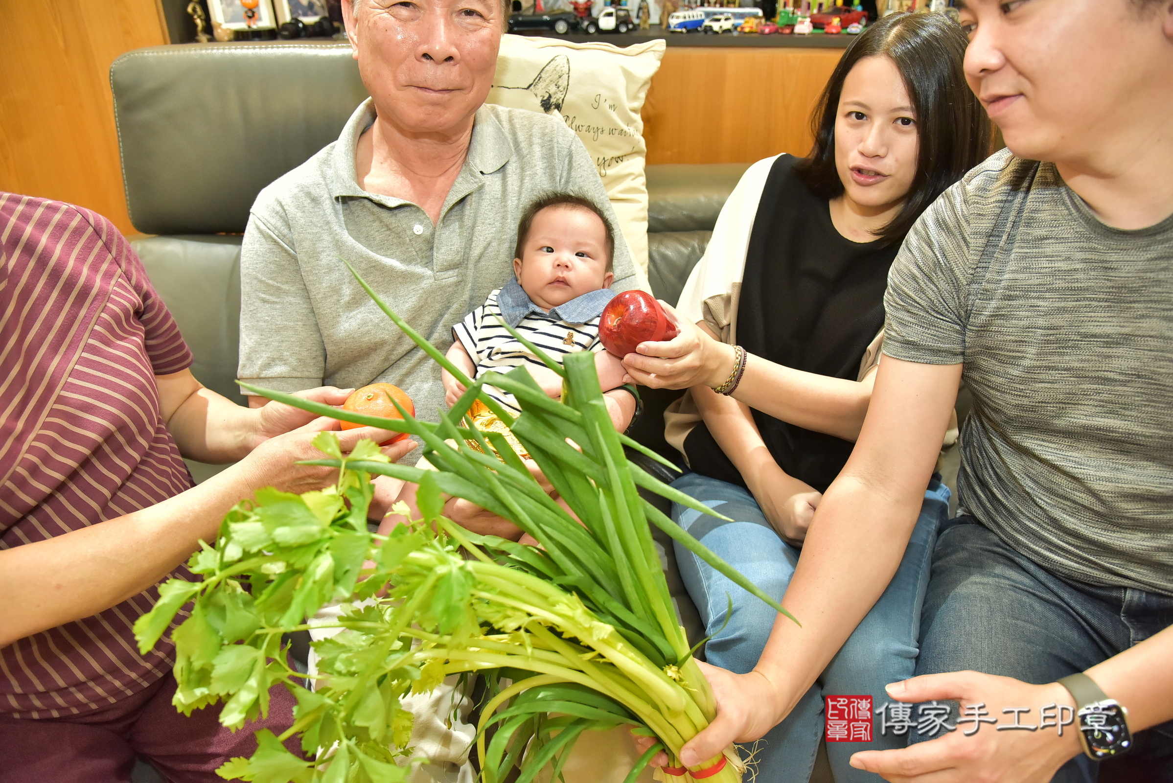 翰翰寶寶(台北市中正區到府嬰兒翰翰寶寶滿月剃頭理髮、到府嬰兒剃胎毛儀式吉祥話)。到府剃頭剃胎毛主持、專業拍照、證書。★購買「臍帶章、肚臍章、胎毛筆刷印章」贈送：剃頭、收涎、抓周，三選一。2025.3.3，照片10