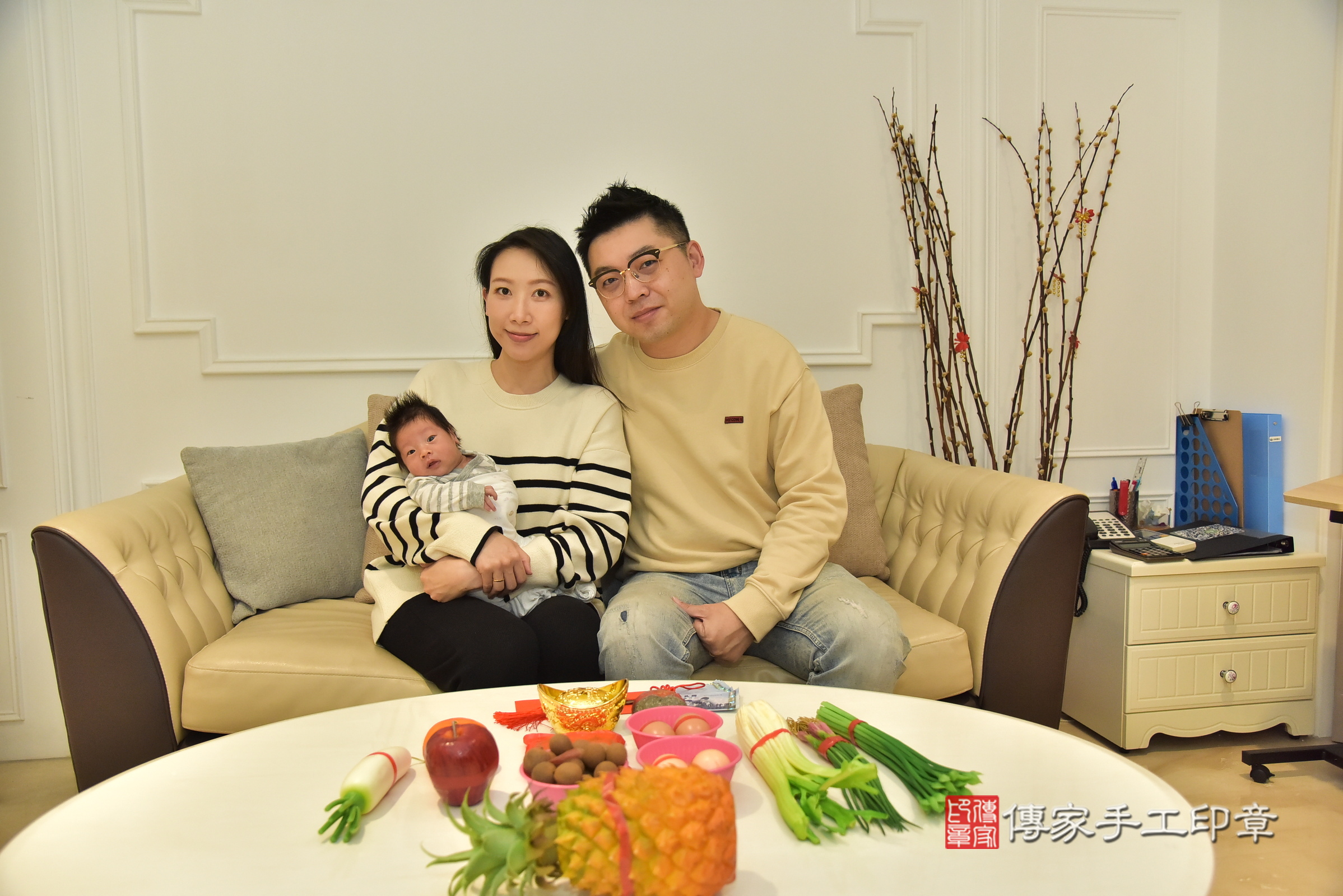 小育寶寶(新北三重到府嬰兒小育寶寶滿月剃頭理髮、到府嬰兒剃胎毛儀式吉祥話)。到府剃頭剃胎毛主持、專業拍照、證書。★購買「臍帶章、肚臍章、胎毛筆刷印章」贈送：剃頭、收涎、抓周，三選一。2025.3.6，照片1