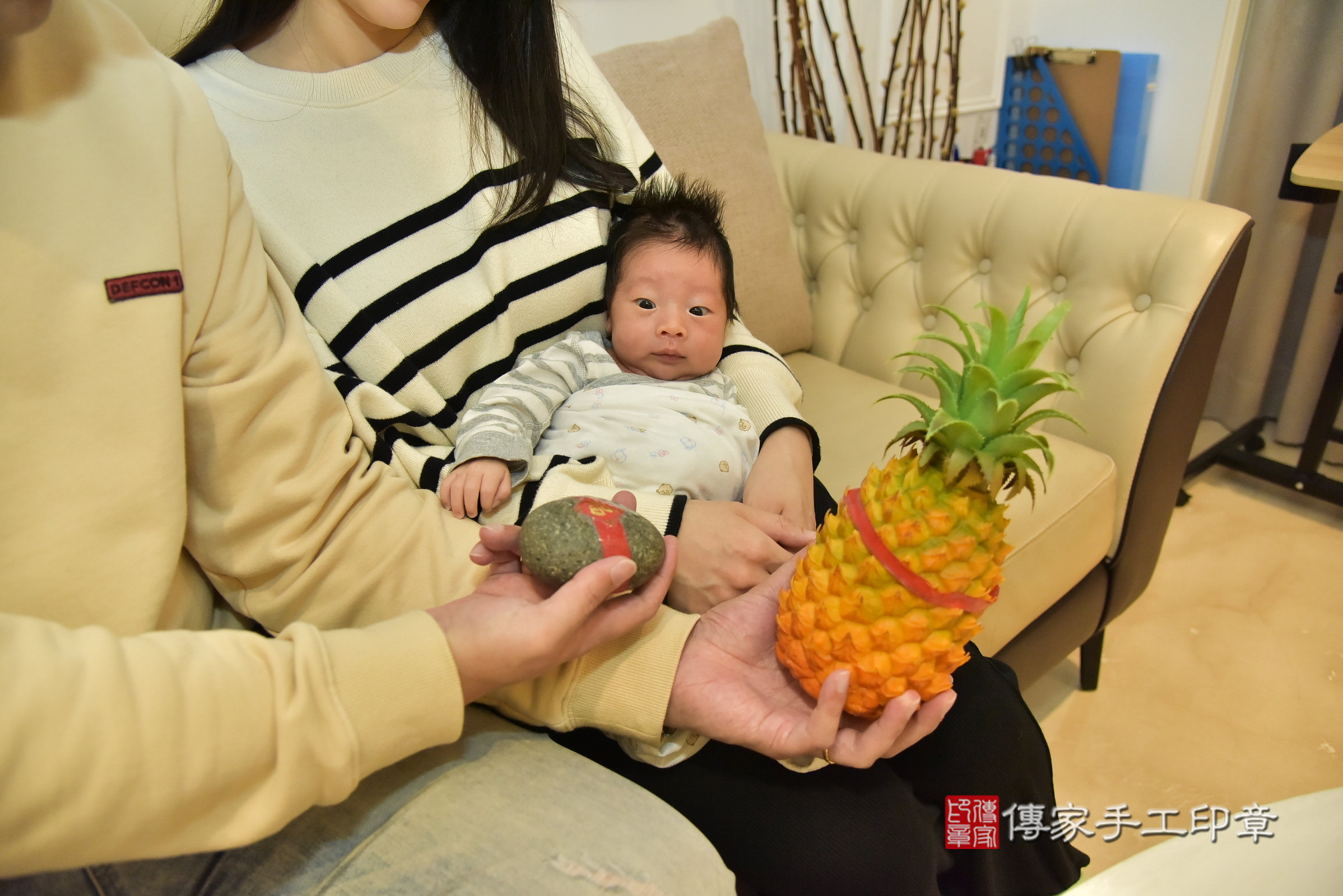 小育寶寶(新北三重到府嬰兒小育寶寶滿月剃頭理髮、到府嬰兒剃胎毛儀式吉祥話)。到府剃頭剃胎毛主持、專業拍照、證書。★購買「臍帶章、肚臍章、胎毛筆刷印章」贈送：剃頭、收涎、抓周，三選一。2025.3.6，照片11