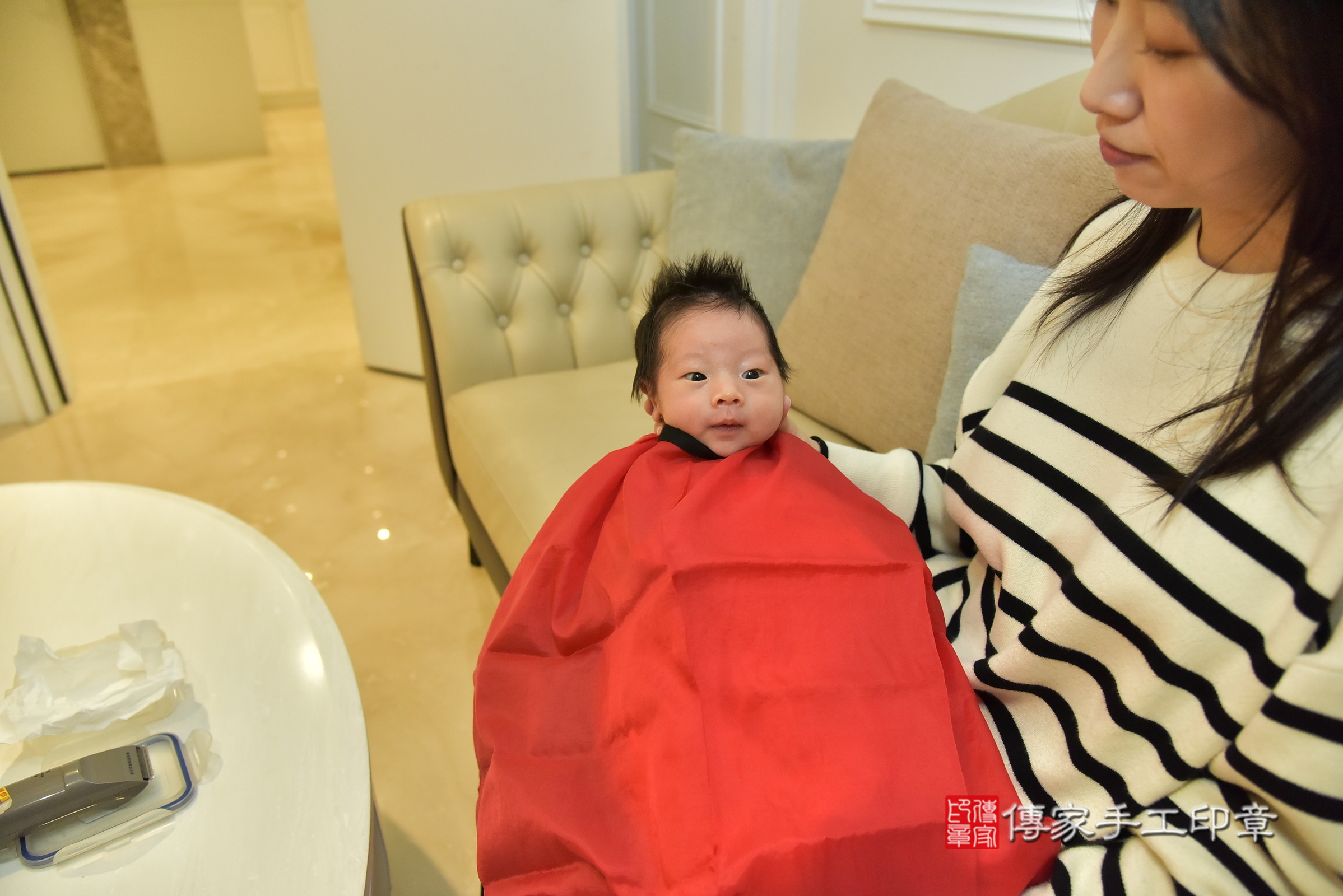 小育寶寶(新北三重到府嬰兒小育寶寶滿月剃頭理髮、到府嬰兒剃胎毛儀式吉祥話)。到府剃頭剃胎毛主持、專業拍照、證書。★購買「臍帶章、肚臍章、胎毛筆刷印章」贈送：剃頭、收涎、抓周，三選一。2025.3.6，照片19