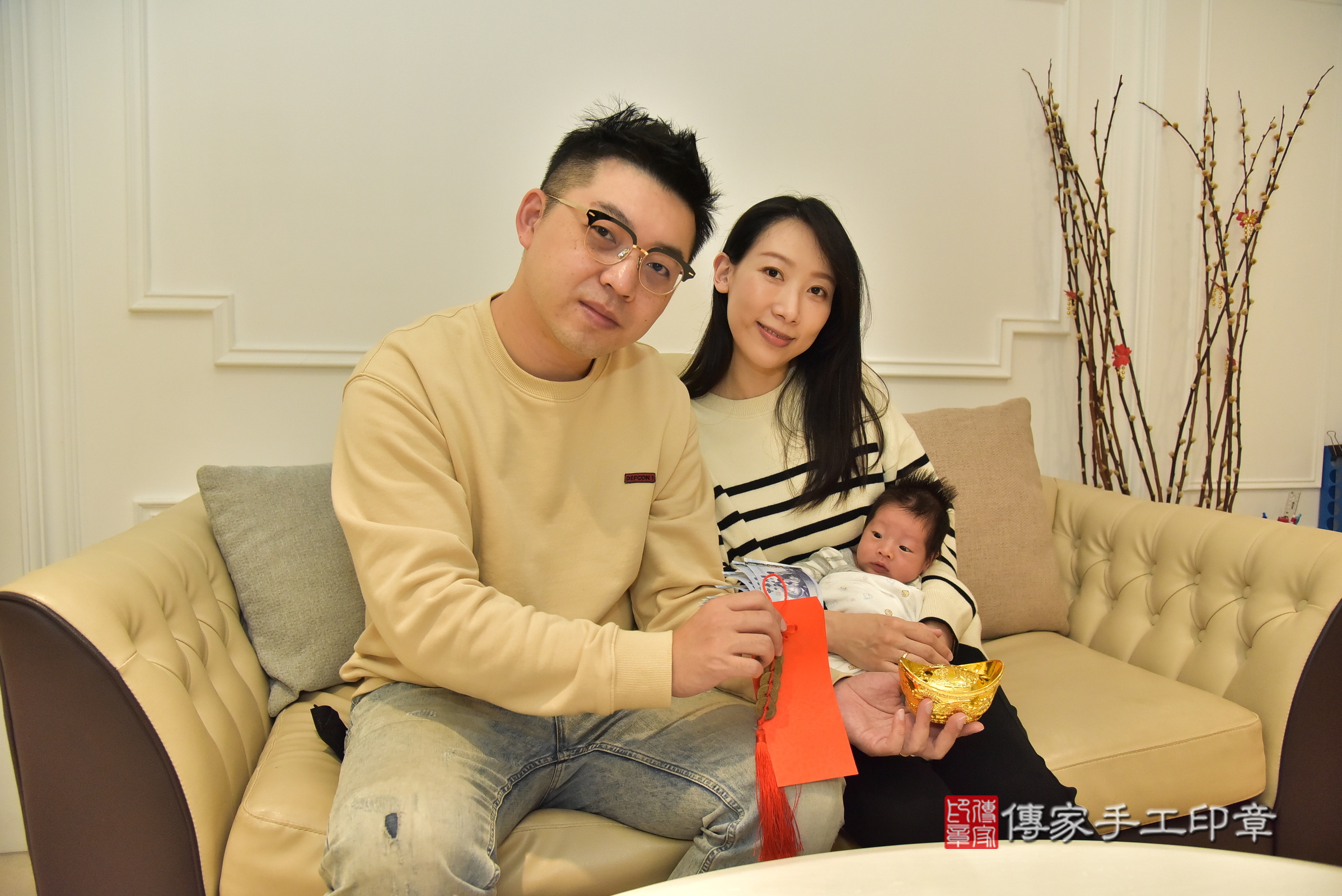小育寶寶(新北三重到府嬰兒小育寶寶滿月剃頭理髮、到府嬰兒剃胎毛儀式吉祥話)。到府剃頭剃胎毛主持、專業拍照、證書。★購買「臍帶章、肚臍章、胎毛筆刷印章」贈送：剃頭、收涎、抓周，三選一。2025.3.6，照片17