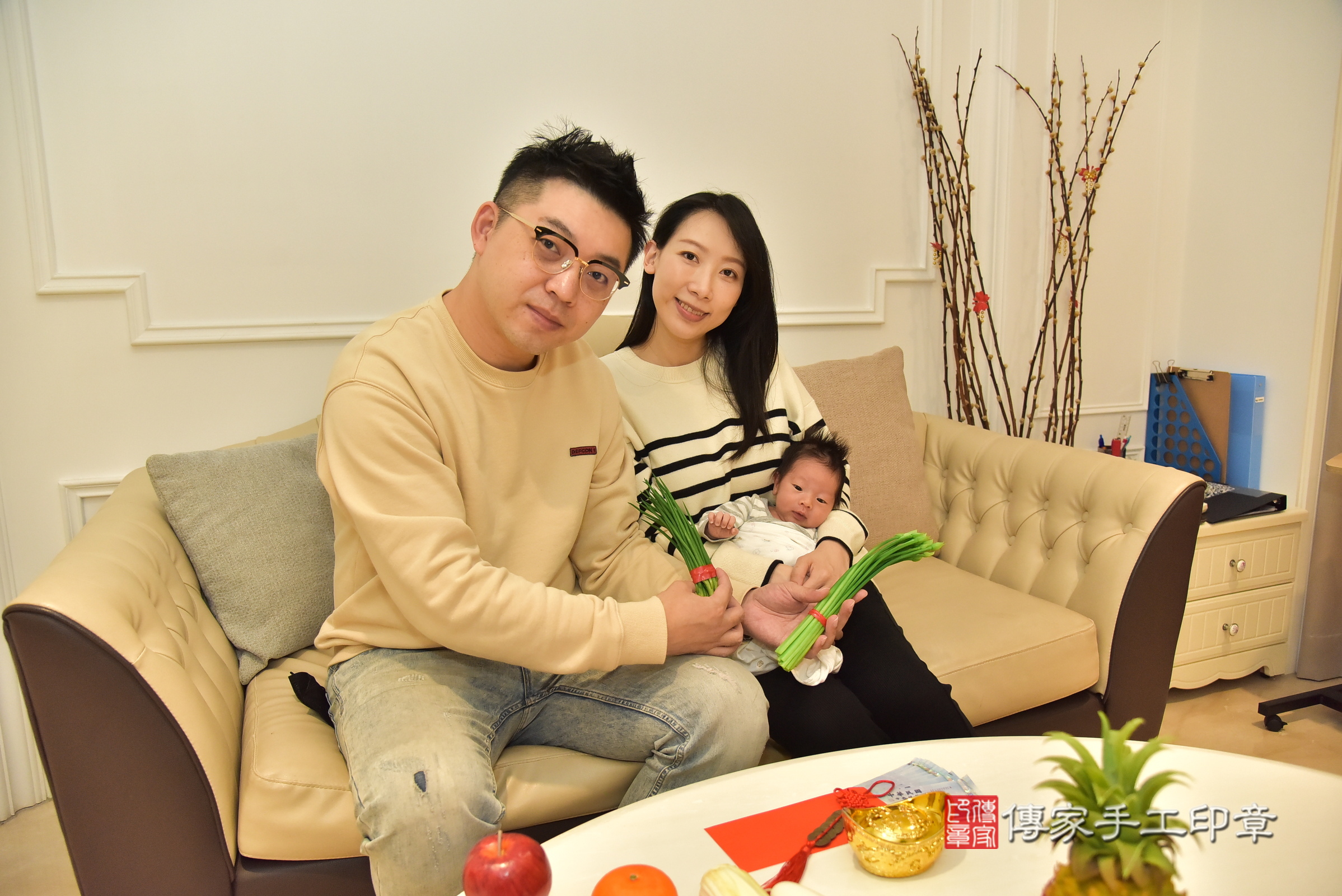 小育寶寶(新北三重到府嬰兒小育寶寶滿月剃頭理髮、到府嬰兒剃胎毛儀式吉祥話)。到府剃頭剃胎毛主持、專業拍照、證書。★購買「臍帶章、肚臍章、胎毛筆刷印章」贈送：剃頭、收涎、抓周，三選一。2025.3.6，照片15