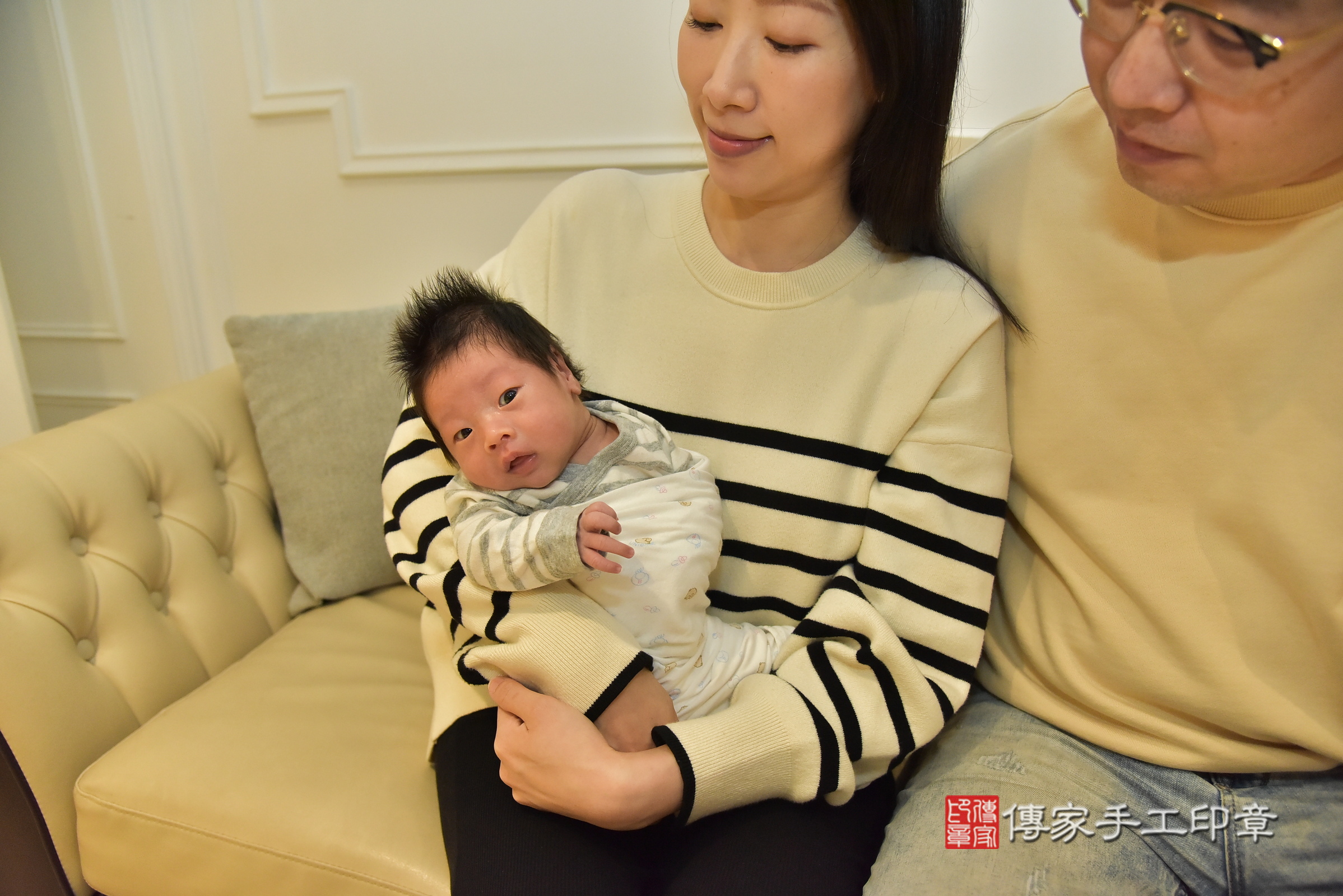小育寶寶(新北三重到府嬰兒小育寶寶滿月剃頭理髮、到府嬰兒剃胎毛儀式吉祥話)。到府剃頭剃胎毛主持、專業拍照、證書。★購買「臍帶章、肚臍章、胎毛筆刷印章」贈送：剃頭、收涎、抓周，三選一。2025.3.6，照片2