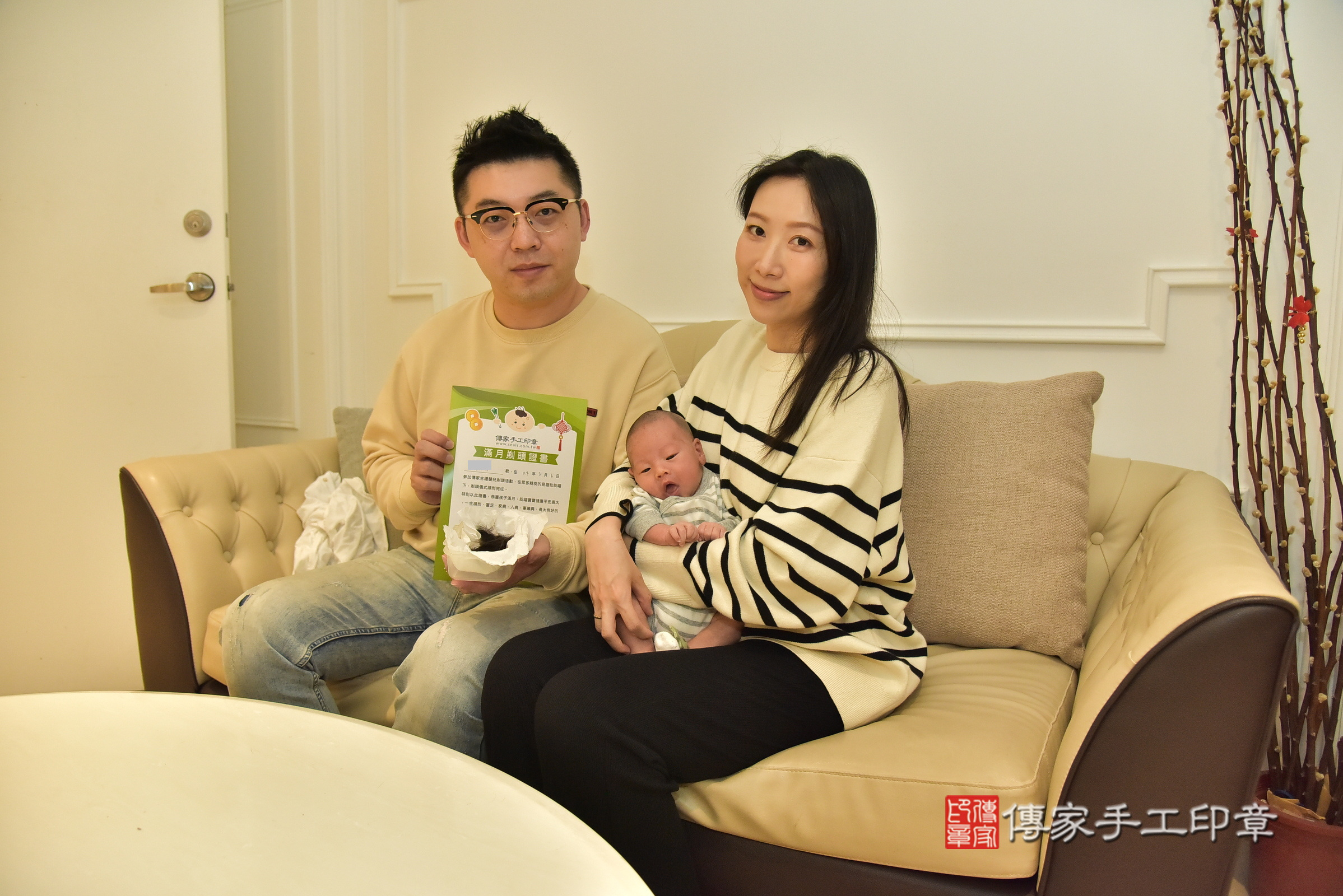 小育寶寶(新北三重到府嬰兒小育寶寶滿月剃頭理髮、到府嬰兒剃胎毛儀式吉祥話)。到府剃頭剃胎毛主持、專業拍照、證書。★購買「臍帶章、肚臍章、胎毛筆刷印章」贈送：剃頭、收涎、抓周，三選一。2025.3.6，照片21
