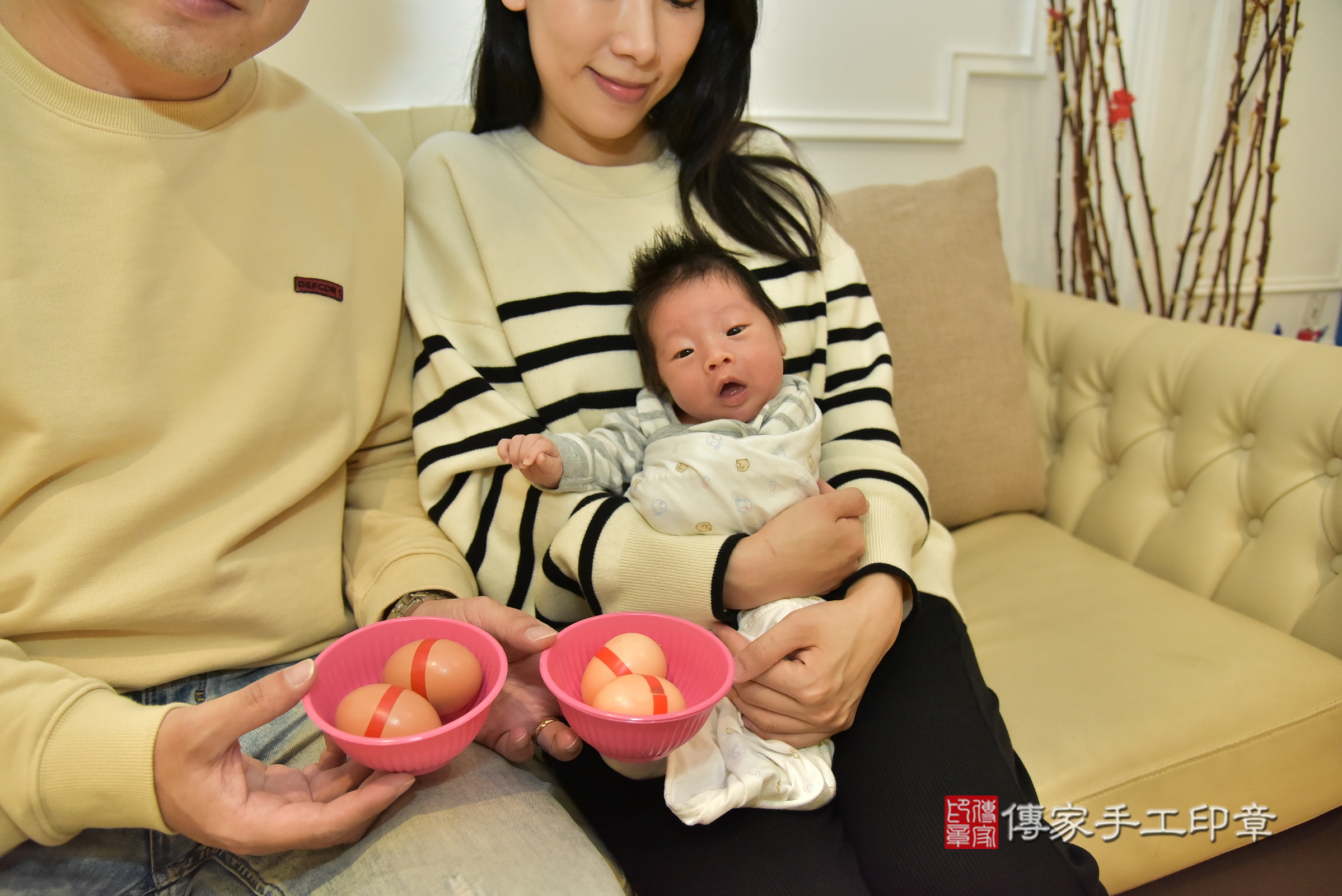 小育寶寶(新北三重到府嬰兒小育寶寶滿月剃頭理髮、到府嬰兒剃胎毛儀式吉祥話)。到府剃頭剃胎毛主持、專業拍照、證書。★購買「臍帶章、肚臍章、胎毛筆刷印章」贈送：剃頭、收涎、抓周，三選一。2025.3.6，照片5