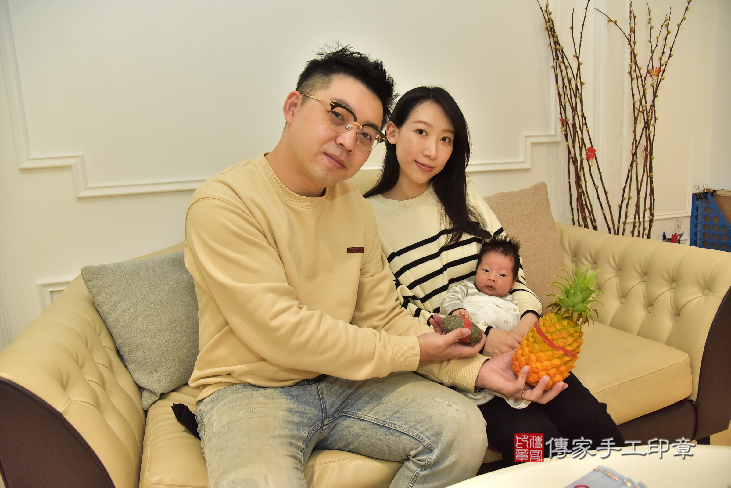小育寶寶(新北三重到府嬰兒小育寶寶滿月剃頭理髮、到府嬰兒剃胎毛儀式吉祥話)。到府剃頭剃胎毛主持、專業拍照、證書。★購買「臍帶章、肚臍章、胎毛筆刷印章」贈送：剃頭、收涎、抓周，三選一。2025.3.6，照片10