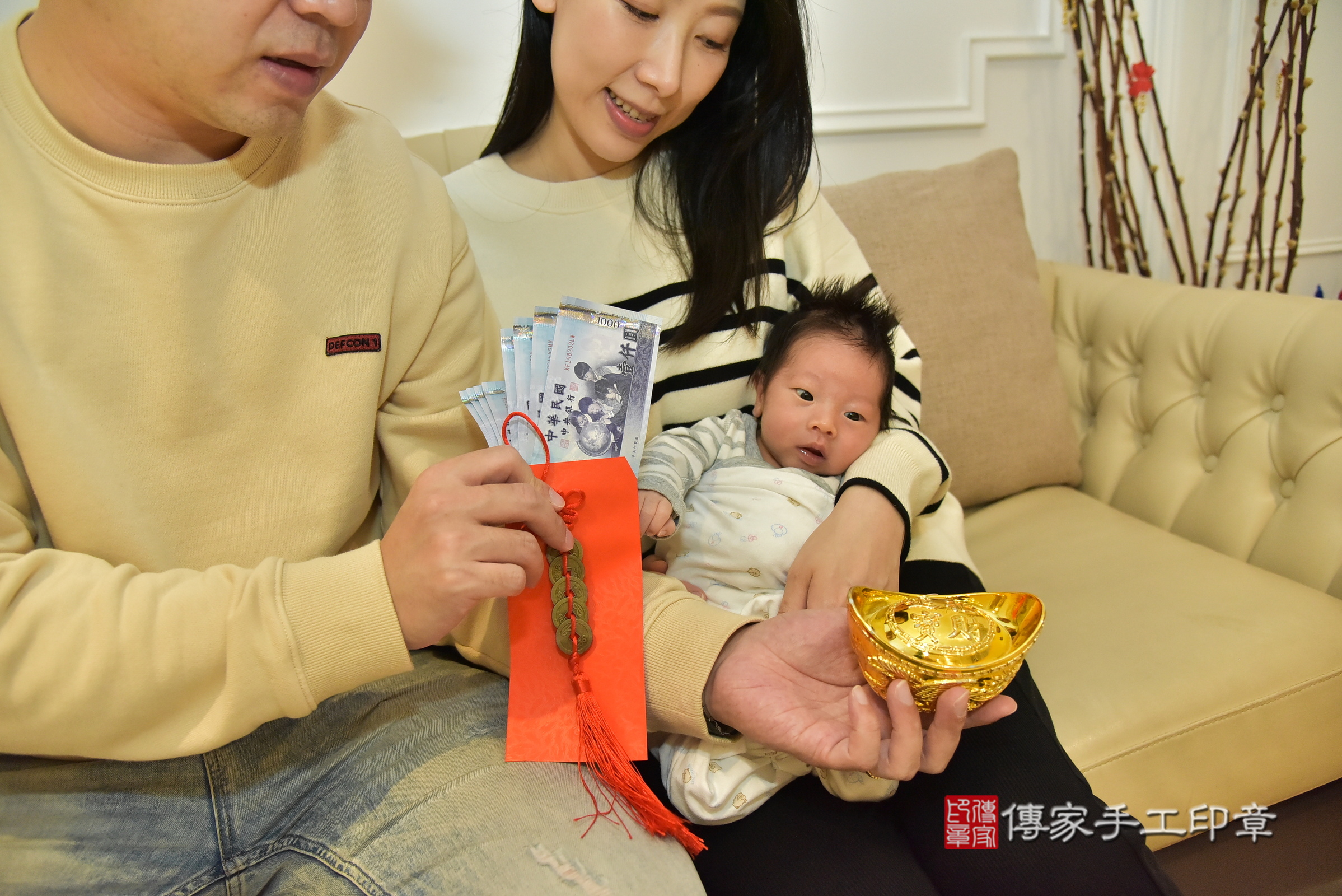 小育寶寶(新北三重到府嬰兒小育寶寶滿月剃頭理髮、到府嬰兒剃胎毛儀式吉祥話)。到府剃頭剃胎毛主持、專業拍照、證書。★購買「臍帶章、肚臍章、胎毛筆刷印章」贈送：剃頭、收涎、抓周，三選一。2025.3.6，照片16