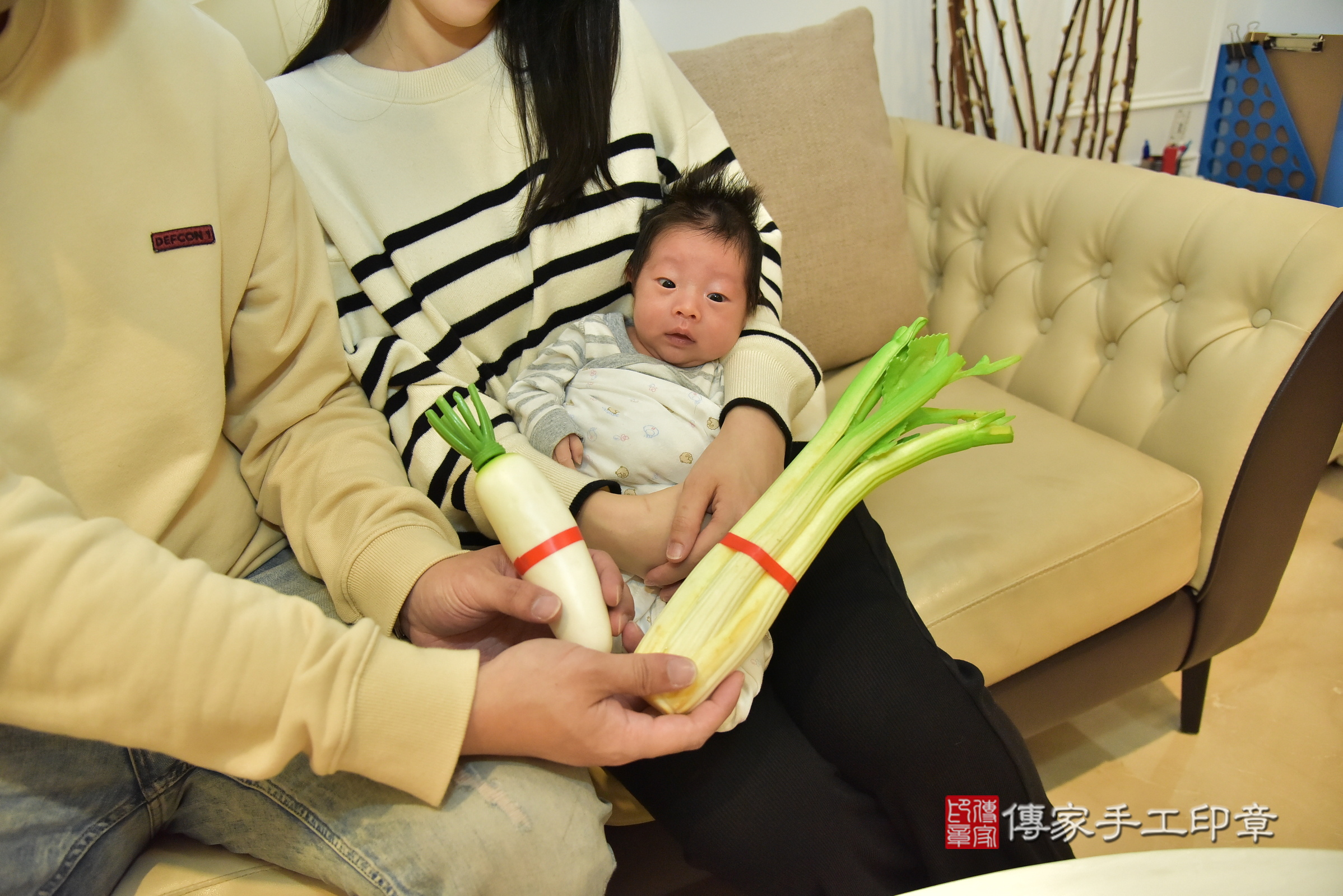 小育寶寶(新北三重到府嬰兒小育寶寶滿月剃頭理髮、到府嬰兒剃胎毛儀式吉祥話)。到府剃頭剃胎毛主持、專業拍照、證書。★購買「臍帶章、肚臍章、胎毛筆刷印章」贈送：剃頭、收涎、抓周，三選一。2025.3.6，照片12