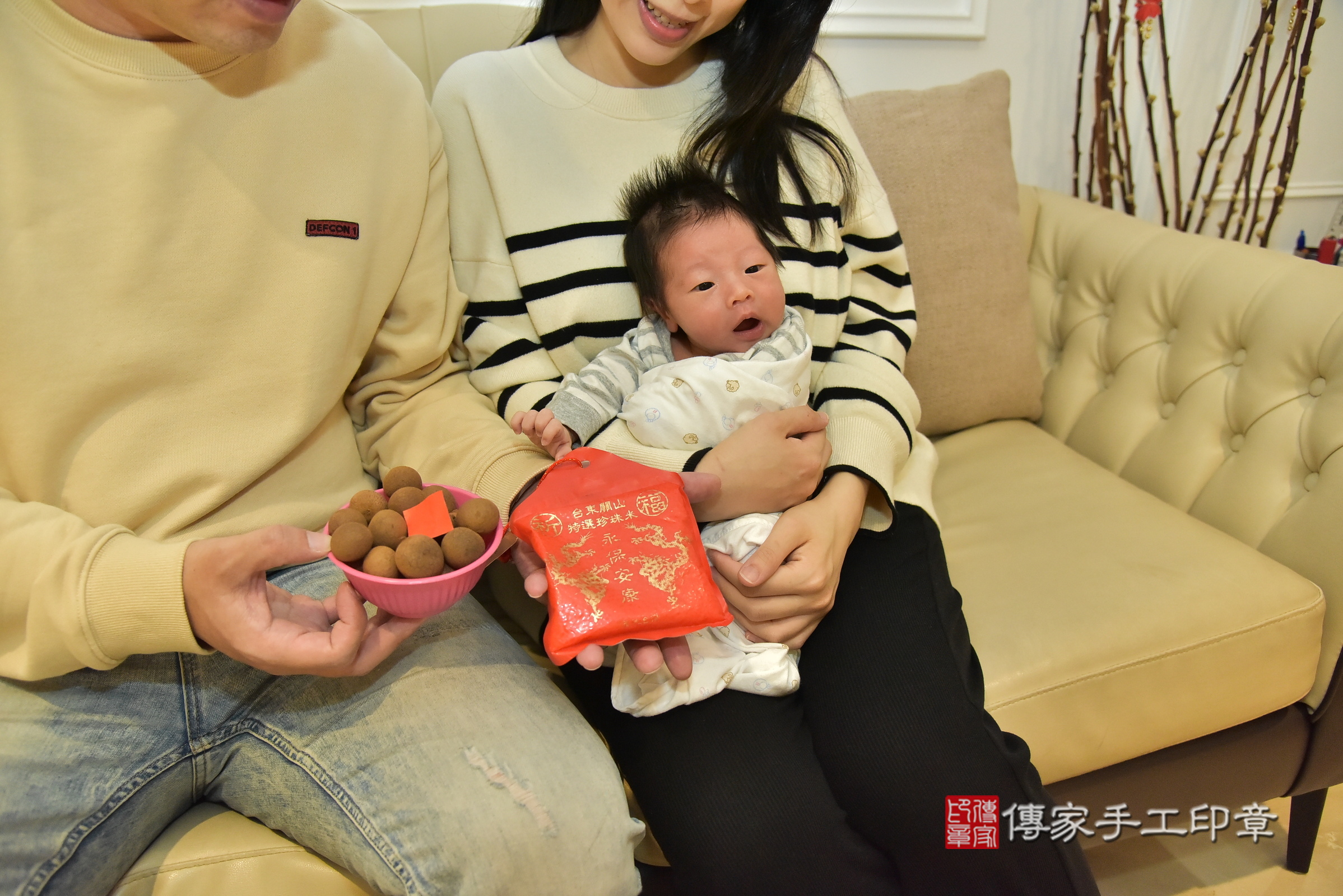 小育寶寶(新北三重到府嬰兒小育寶寶滿月剃頭理髮、到府嬰兒剃胎毛儀式吉祥話)。到府剃頭剃胎毛主持、專業拍照、證書。★購買「臍帶章、肚臍章、胎毛筆刷印章」贈送：剃頭、收涎、抓周，三選一。2025.3.6，照片6