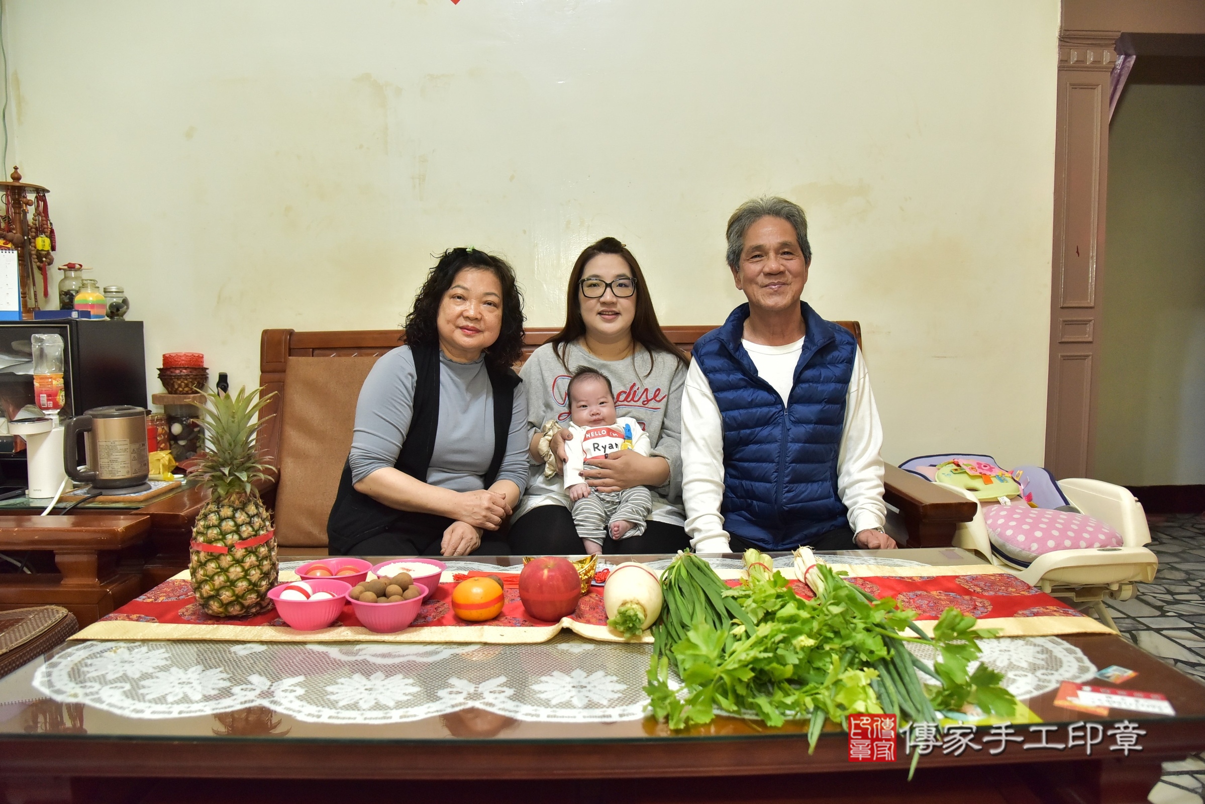 小志寶寶(新北市新莊區到府嬰兒小志寶寶滿月剃頭理髮、到府嬰兒剃胎毛儀式吉祥話)。到府剃頭剃胎毛主持、專業拍照、證書。★購買「臍帶章、肚臍章、胎毛筆刷印章」贈送：剃頭、收涎、抓周，三選一。2025.3.13，照片1