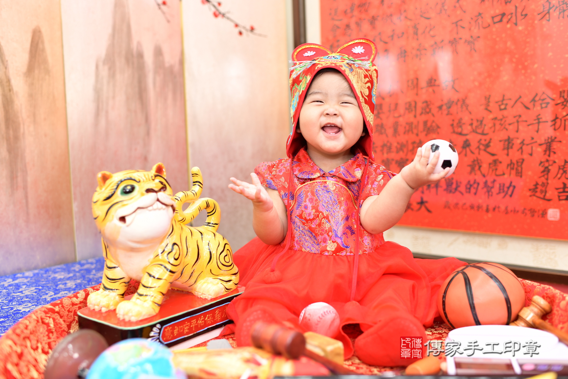 新北市永和區小璇寶寶抓周推薦：傳家新北店抓周度脺中國風會場，嬰兒古禮抓周流程儀式吉祥話、抓周道具物品24種、拍照。抓周證書。2025.3.2，照片1