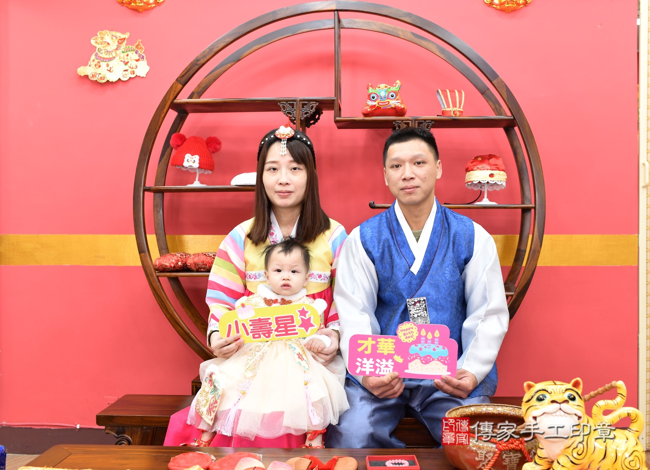 新北市永和區珊珊寶寶抓周推薦：傳家新北店抓周度脺中國風會場，嬰兒古禮抓周流程儀式吉祥話、抓周道具物品24種、拍照。抓周證書。2025.3.16，照片1