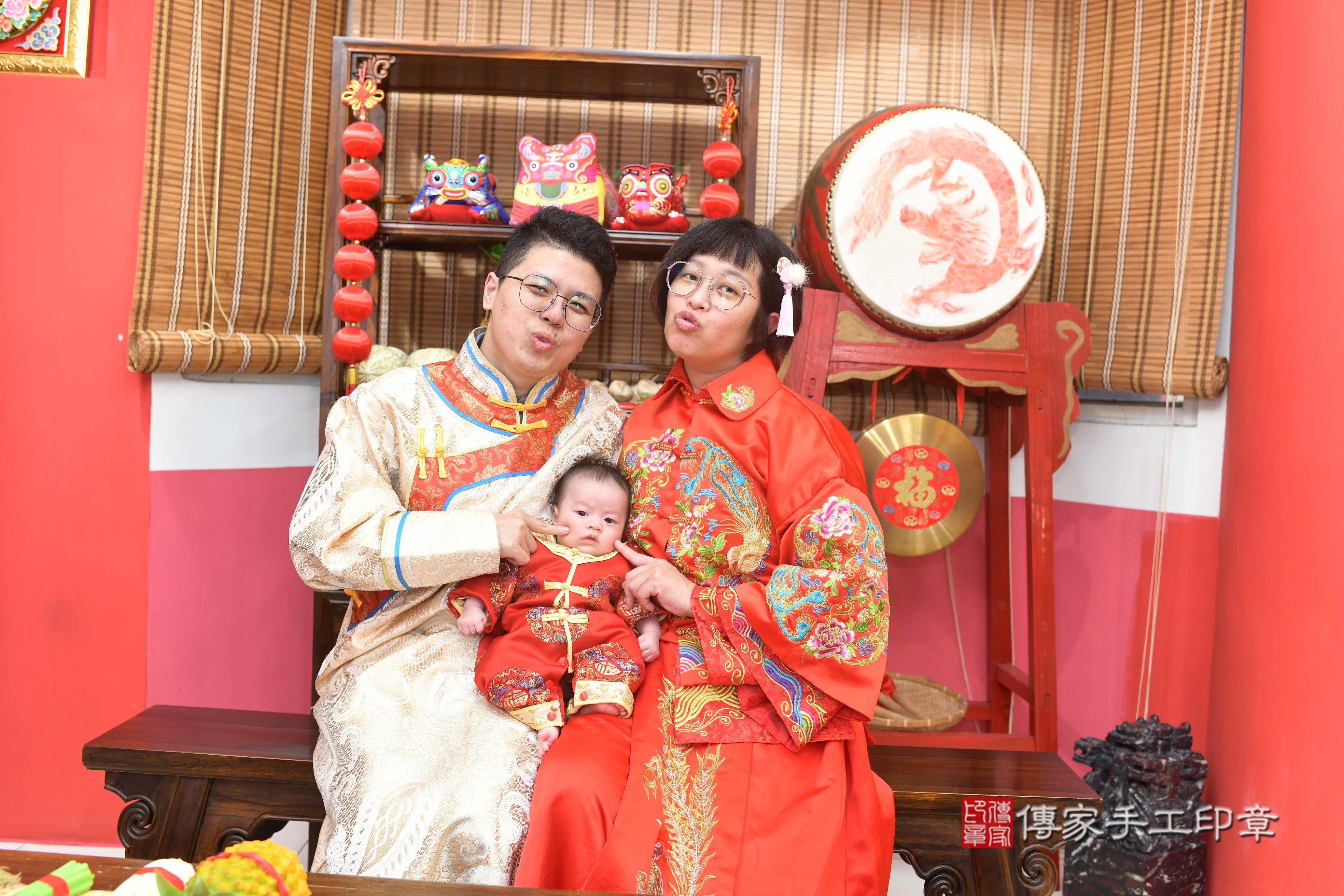 傳家手工印章高雄店、抓周、度脺、中國風會場、傳家嬰兒古禮、吉祥話、抓周道具物品24種、拍照。抓周證書。寶寶抓周、滿周歲、生日快樂、祝福