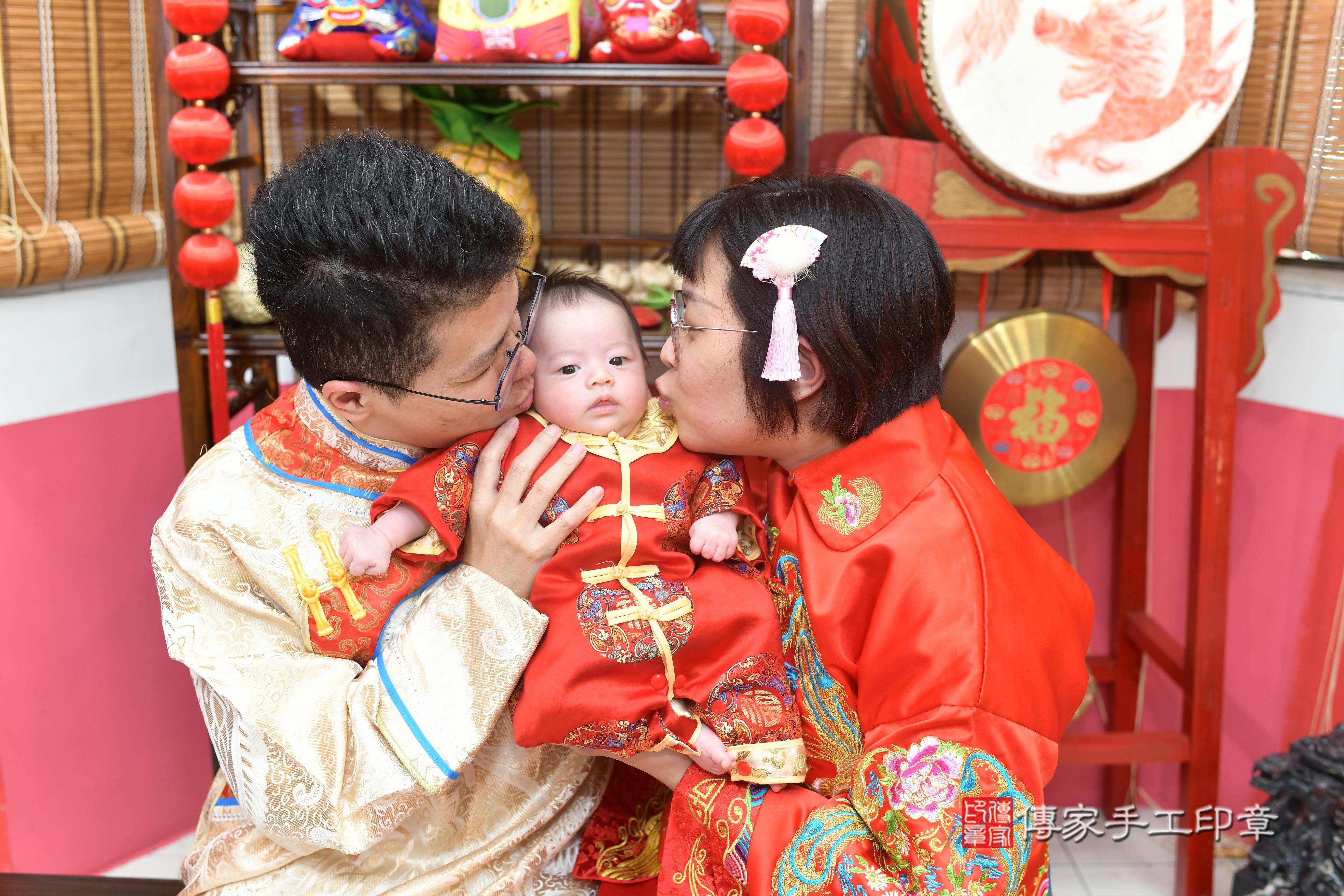 傳家手工印章高雄店、抓周、度脺、中國風會場、傳家嬰兒古禮、吉祥話、抓周道具物品24種、拍照。抓周證書。寶寶抓周、滿周歲、生日快樂、祝福