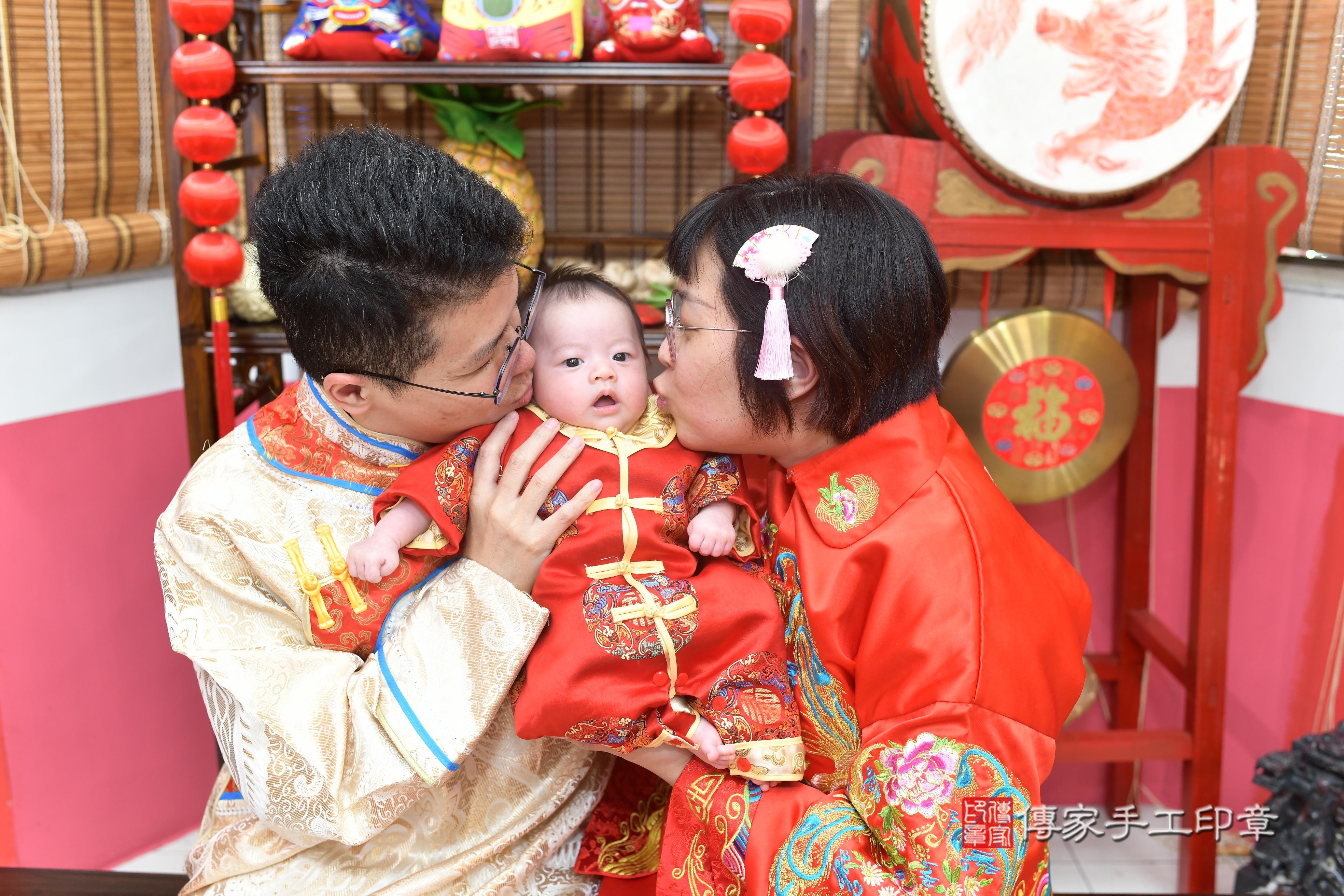 傳家手工印章高雄店、抓周、度脺、中國風會場、傳家嬰兒古禮、吉祥話、抓周道具物品24種、拍照。抓周證書。寶寶抓周、滿周歲、生日快樂、祝福