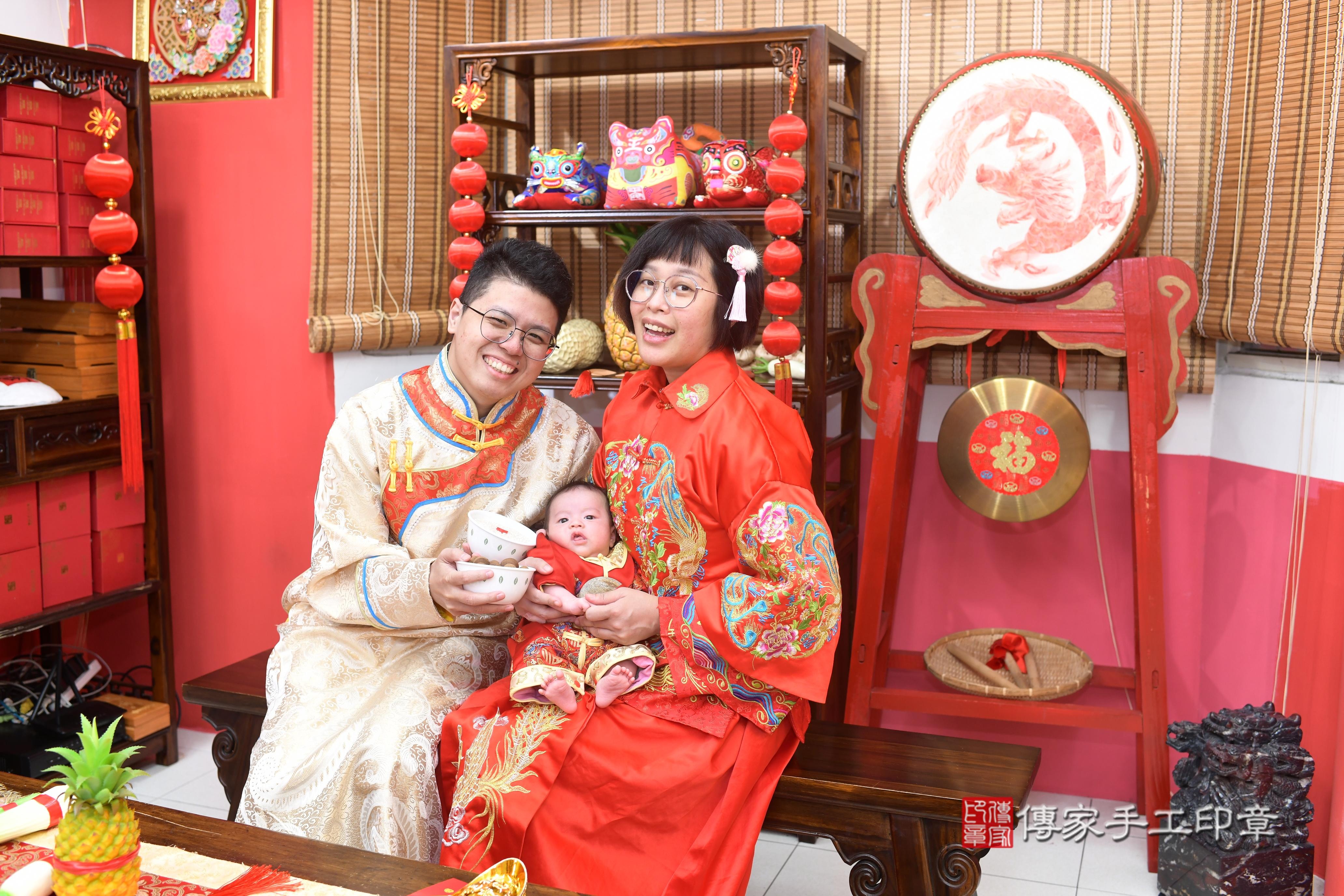 傳家手工印章高雄店、抓周、度脺、中國風會場、傳家嬰兒古禮、吉祥話、抓周道具物品24種、拍照。抓周證書。寶寶抓周、滿周歲、生日快樂、祝福