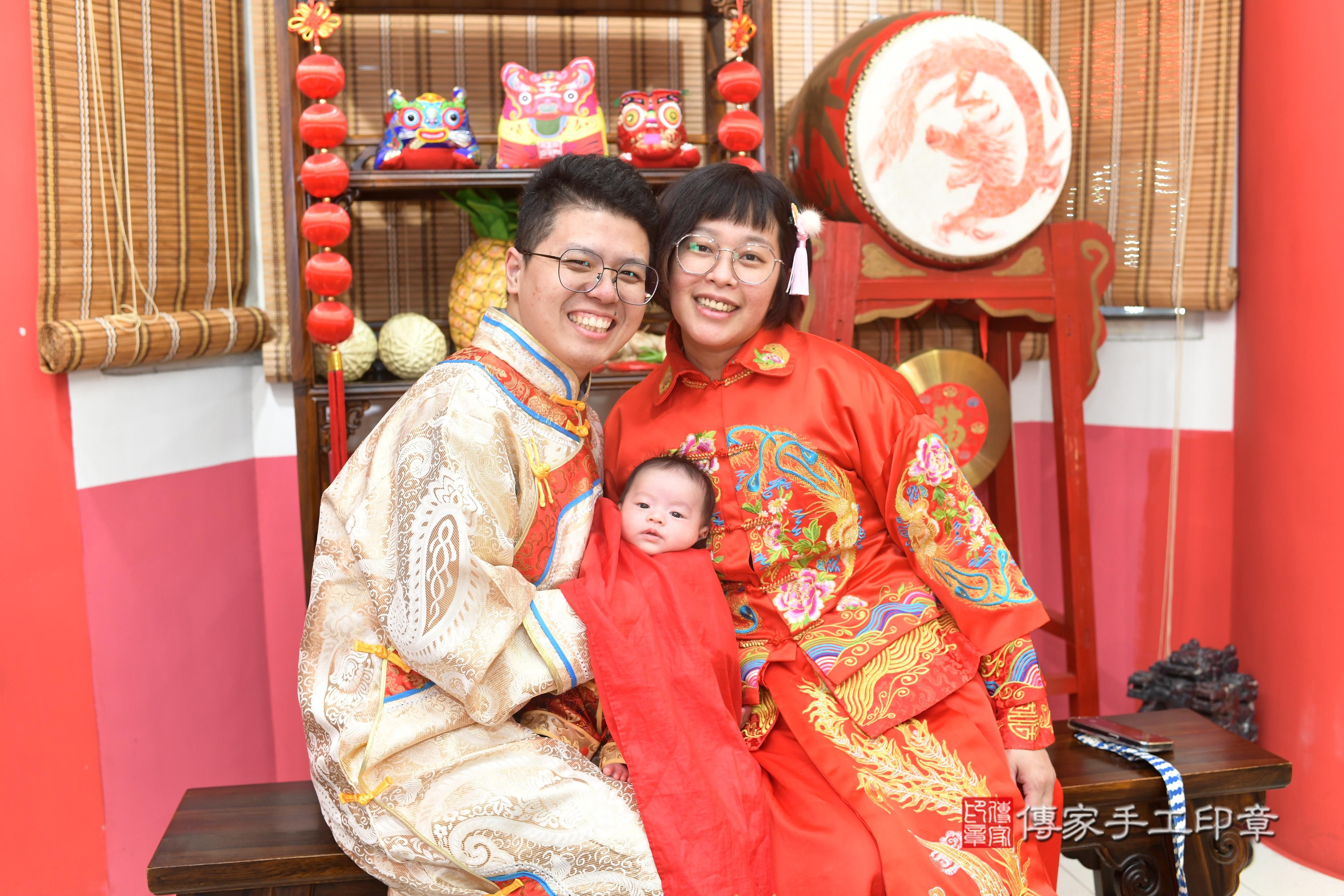 傳家手工印章高雄店、抓周、度脺、中國風會場、傳家嬰兒古禮、吉祥話、抓周道具物品24種、拍照。抓周證書。寶寶抓周、滿周歲、生日快樂、祝福
