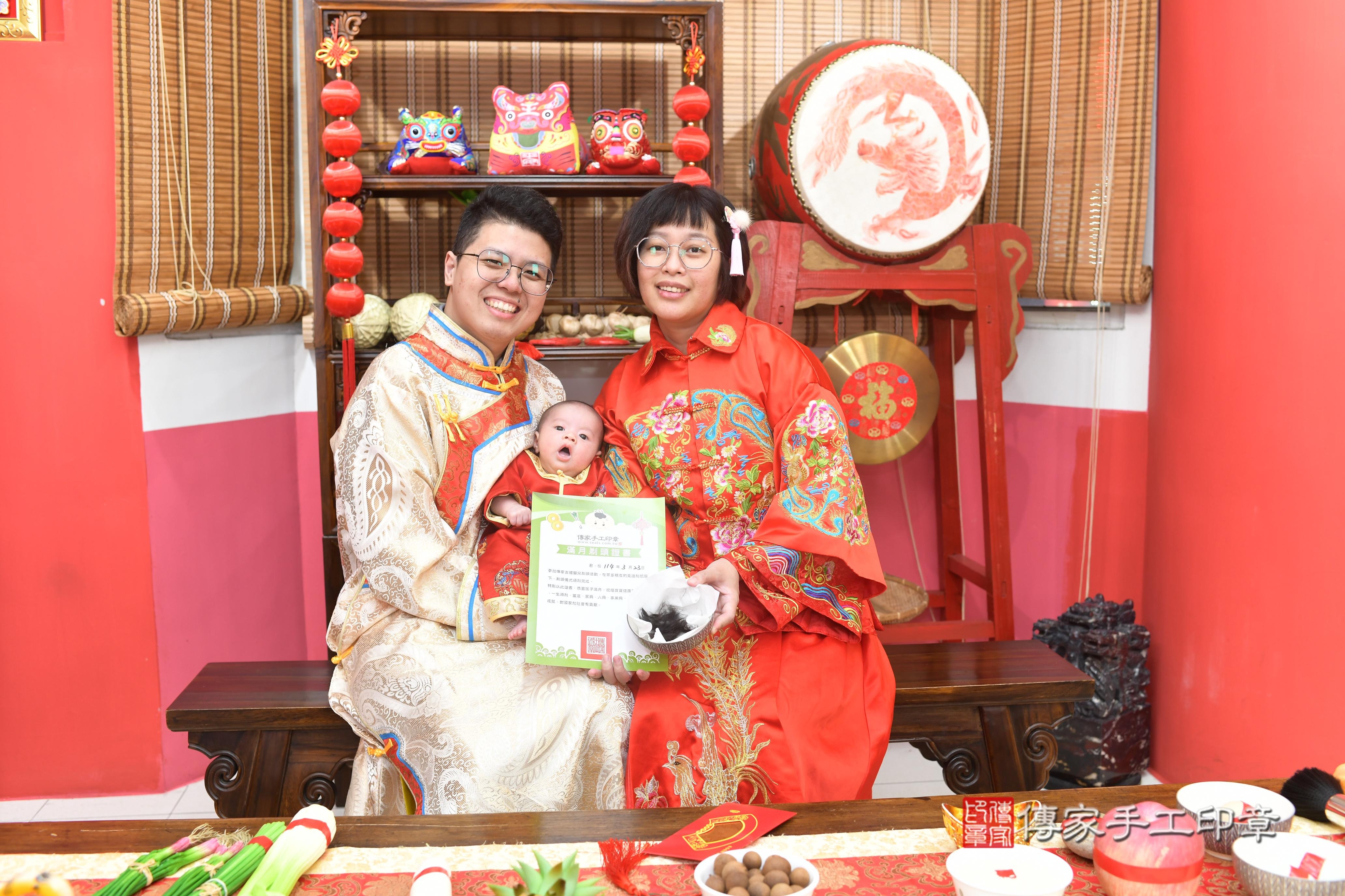 傳家手工印章高雄店、抓周、度脺、中國風會場、傳家嬰兒古禮、吉祥話、抓周道具物品24種、拍照。抓周證書。寶寶抓周、滿周歲、生日快樂、祝福