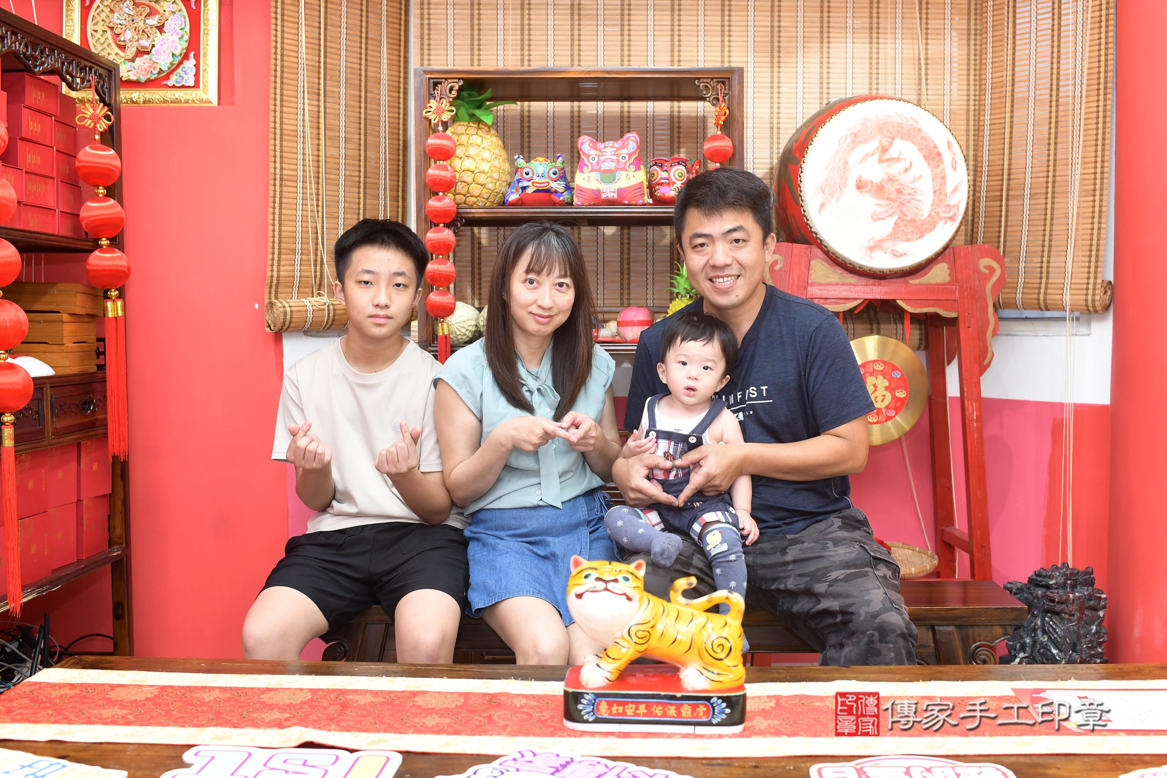 傳家手工印章高雄店、抓周、度脺、中國風會場、傳家嬰兒古禮、吉祥話、抓周道具物品24種、拍照。抓周證書。寶寶抓周、滿周歲、生日快樂、祝福 傳家手工印章高雄店、抓周、度脺、中國風會場、傳家嬰兒古禮、吉祥話、抓周道具物品24種、拍照。抓周證書。寶寶抓周、滿周歲、生日快樂、祝福