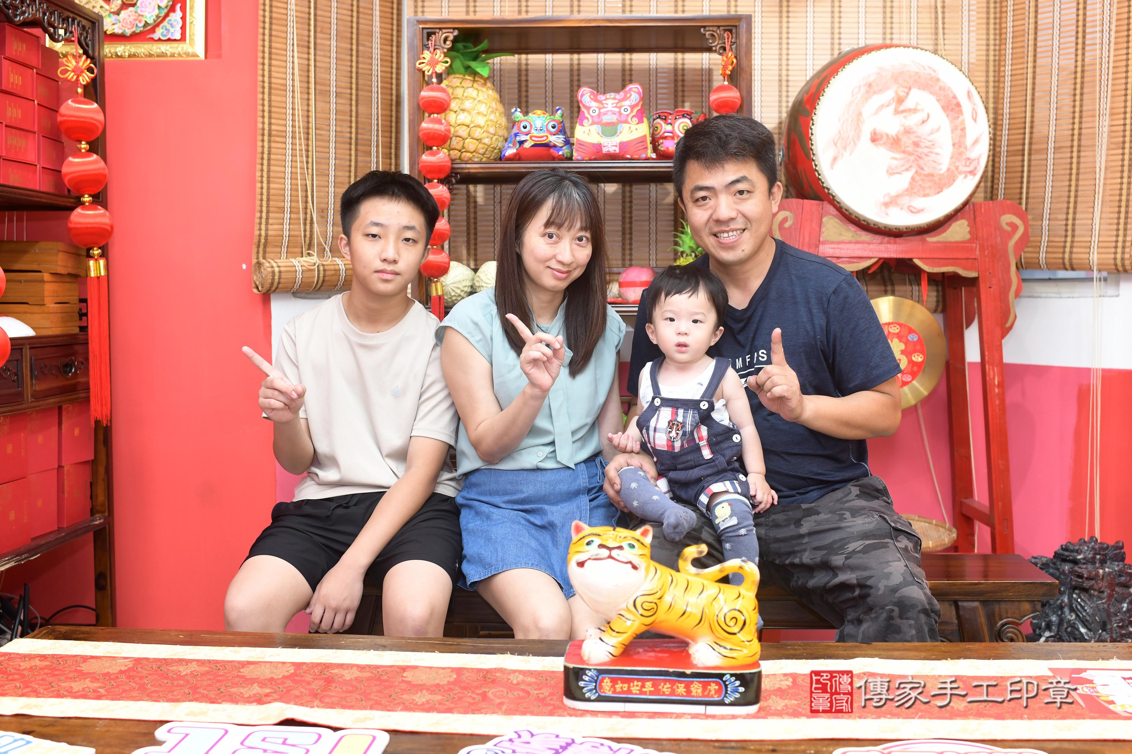 傳家手工印章高雄店、抓周、度脺、中國風會場、傳家嬰兒古禮、吉祥話、抓周道具物品24種、拍照。抓周證書。寶寶抓周、滿周歲、生日快樂、祝福 傳家手工印章高雄店、抓周、度脺、中國風會場、傳家嬰兒古禮、吉祥話、抓周道具物品24種、拍照。抓周證書。寶寶抓周、滿周歲、生日快樂、祝福