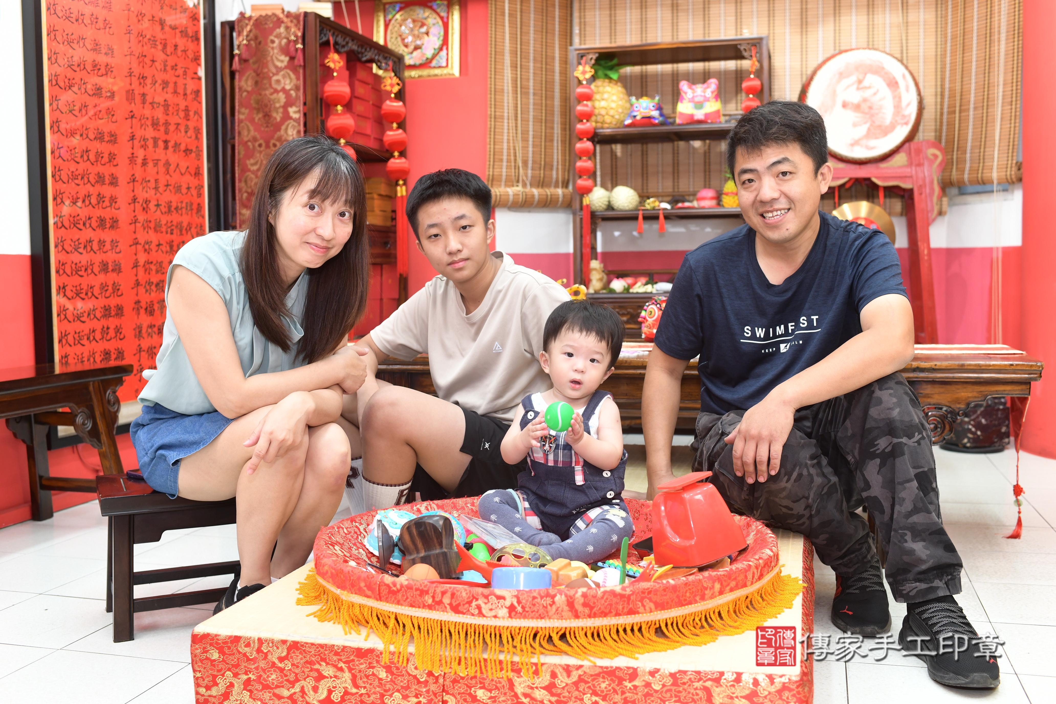 傳家手工印章高雄店、抓周、度脺、中國風會場、傳家嬰兒古禮、吉祥話、抓周道具物品24種、拍照。抓周證書。寶寶抓周、滿周歲、生日快樂、祝福 傳家手工印章高雄店、抓周、度脺、中國風會場、傳家嬰兒古禮、吉祥話、抓周道具物品24種、拍照。抓周證書。寶寶抓周、滿周歲、生日快樂、祝福