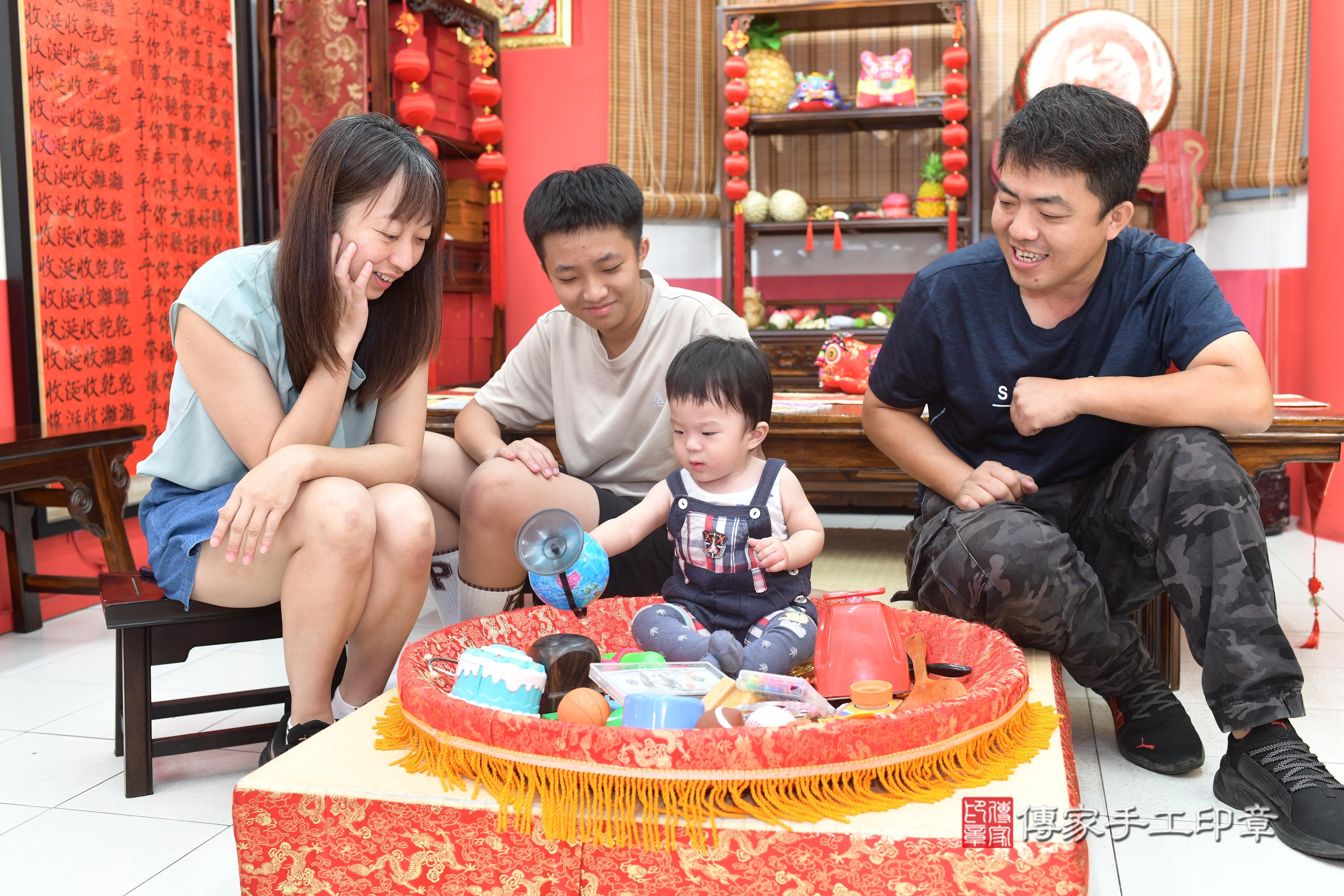 傳家手工印章高雄店、抓周、度脺、中國風會場、傳家嬰兒古禮、吉祥話、抓周道具物品24種、拍照。抓周證書。寶寶抓周、滿周歲、生日快樂、祝福 傳家手工印章高雄店、抓周、度脺、中國風會場、傳家嬰兒古禮、吉祥話、抓周道具物品24種、拍照。抓周證書。寶寶抓周、滿周歲、生日快樂、祝福