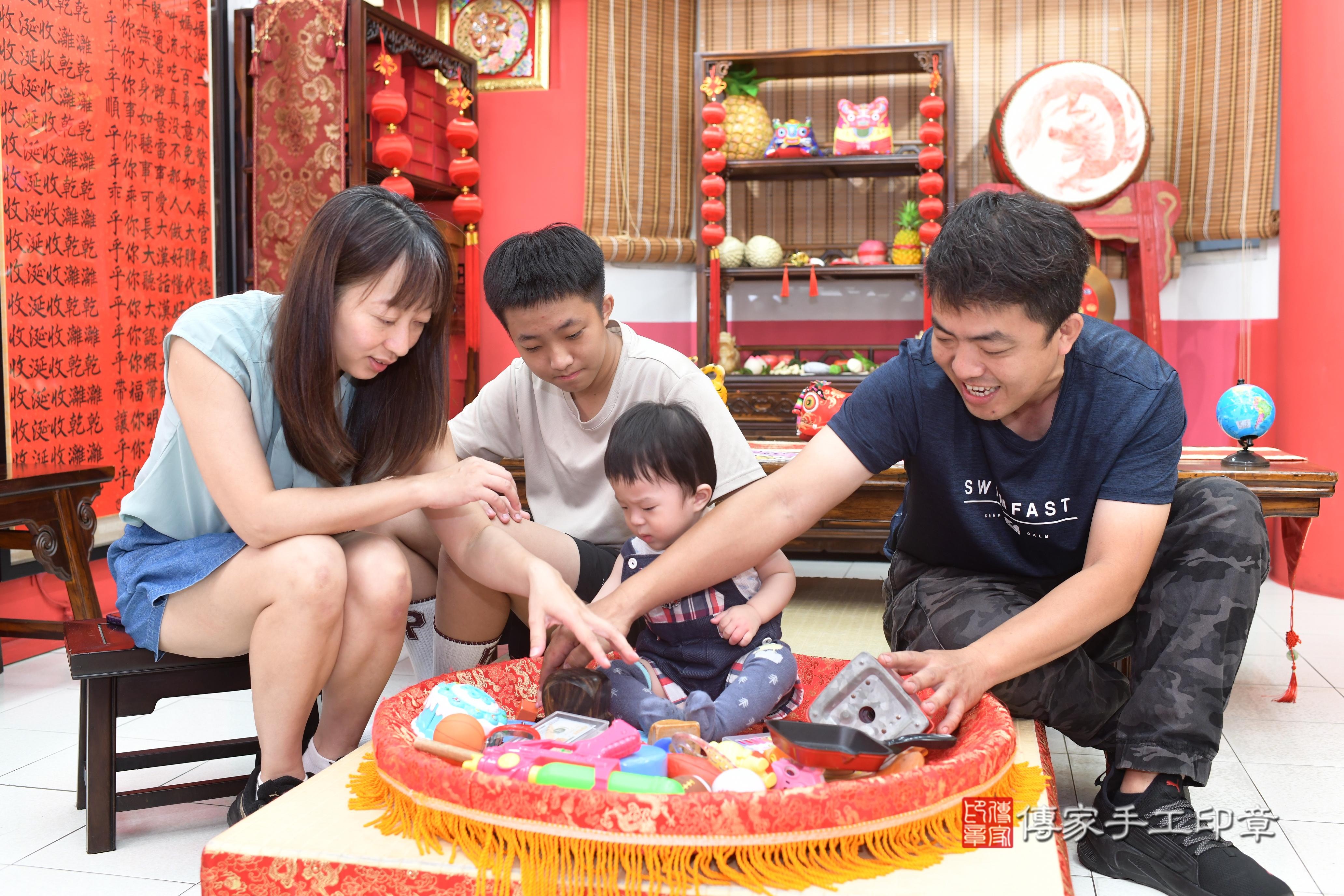 傳家手工印章高雄店、抓周、度脺、中國風會場、傳家嬰兒古禮、吉祥話、抓周道具物品24種、拍照。抓周證書。寶寶抓周、滿周歲、生日快樂、祝福 傳家手工印章高雄店、抓周、度脺、中國風會場、傳家嬰兒古禮、吉祥話、抓周道具物品24種、拍照。抓周證書。寶寶抓周、滿周歲、生日快樂、祝福