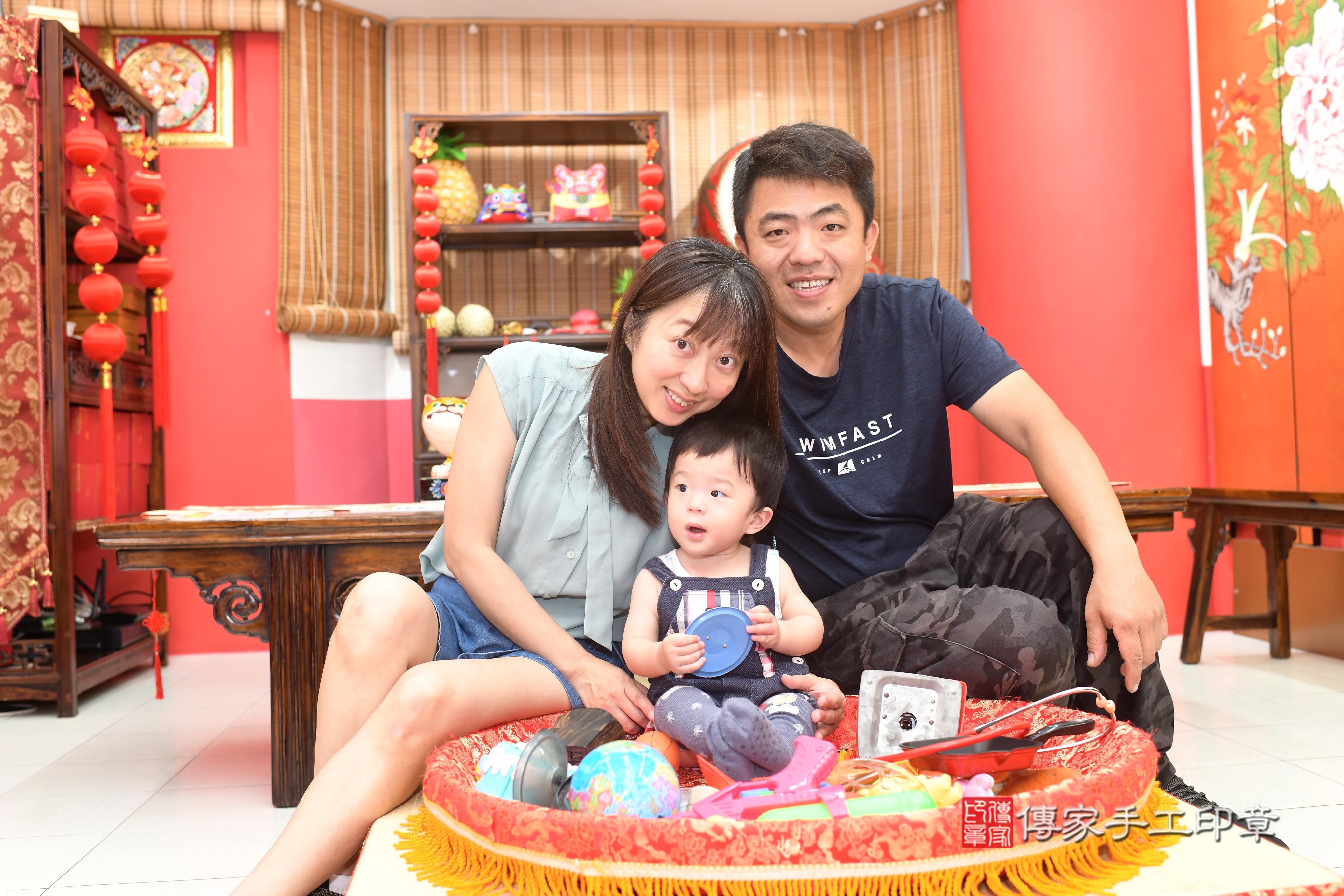 傳家手工印章高雄店、抓周、度脺、中國風會場、傳家嬰兒古禮、吉祥話、抓周道具物品24種、拍照。抓周證書。寶寶抓周、滿周歲、生日快樂、祝福 傳家手工印章高雄店、抓周、度脺、中國風會場、傳家嬰兒古禮、吉祥話、抓周道具物品24種、拍照。抓周證書。寶寶抓周、滿周歲、生日快樂、祝福