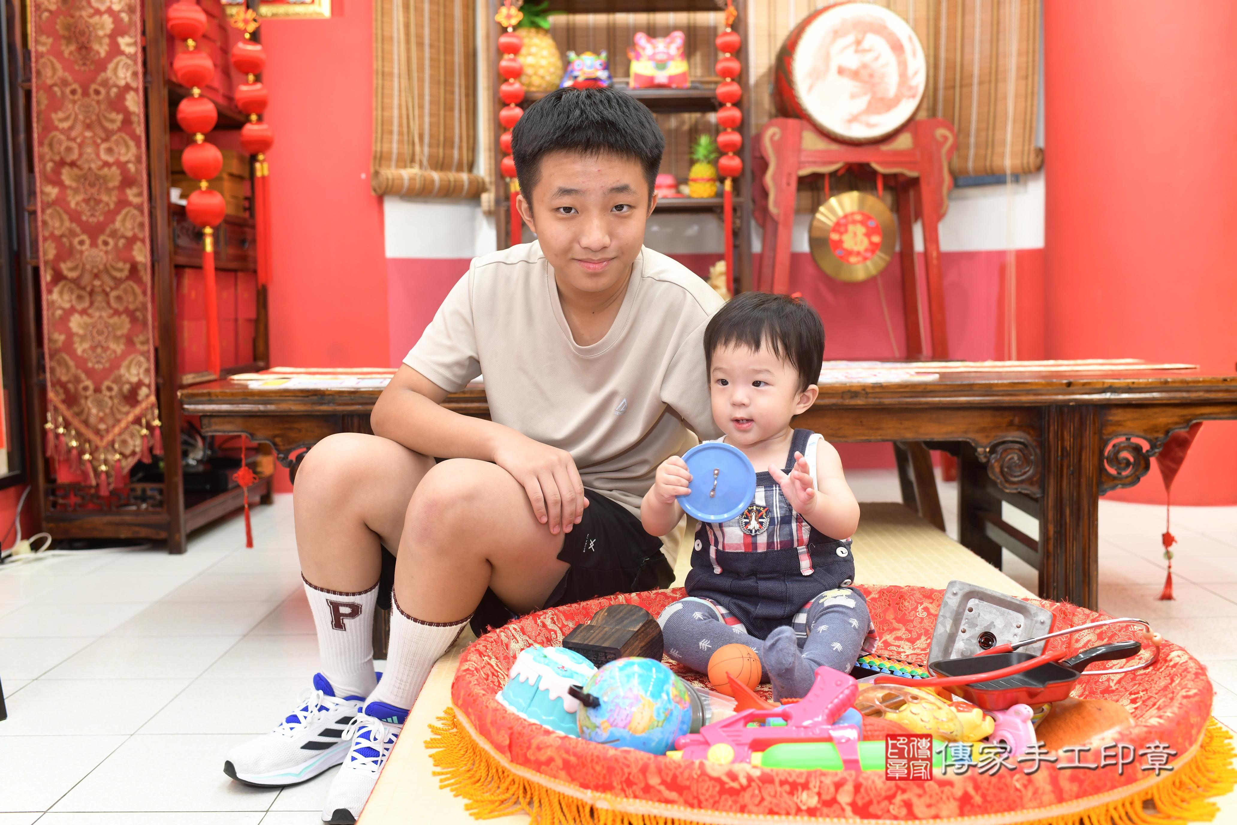 傳家手工印章高雄店、抓周、度脺、中國風會場、傳家嬰兒古禮、吉祥話、抓周道具物品24種、拍照。抓周證書。寶寶抓周、滿周歲、生日快樂、祝福 傳家手工印章高雄店、抓周、度脺、中國風會場、傳家嬰兒古禮、吉祥話、抓周道具物品24種、拍照。抓周證書。寶寶抓周、滿周歲、生日快樂、祝福