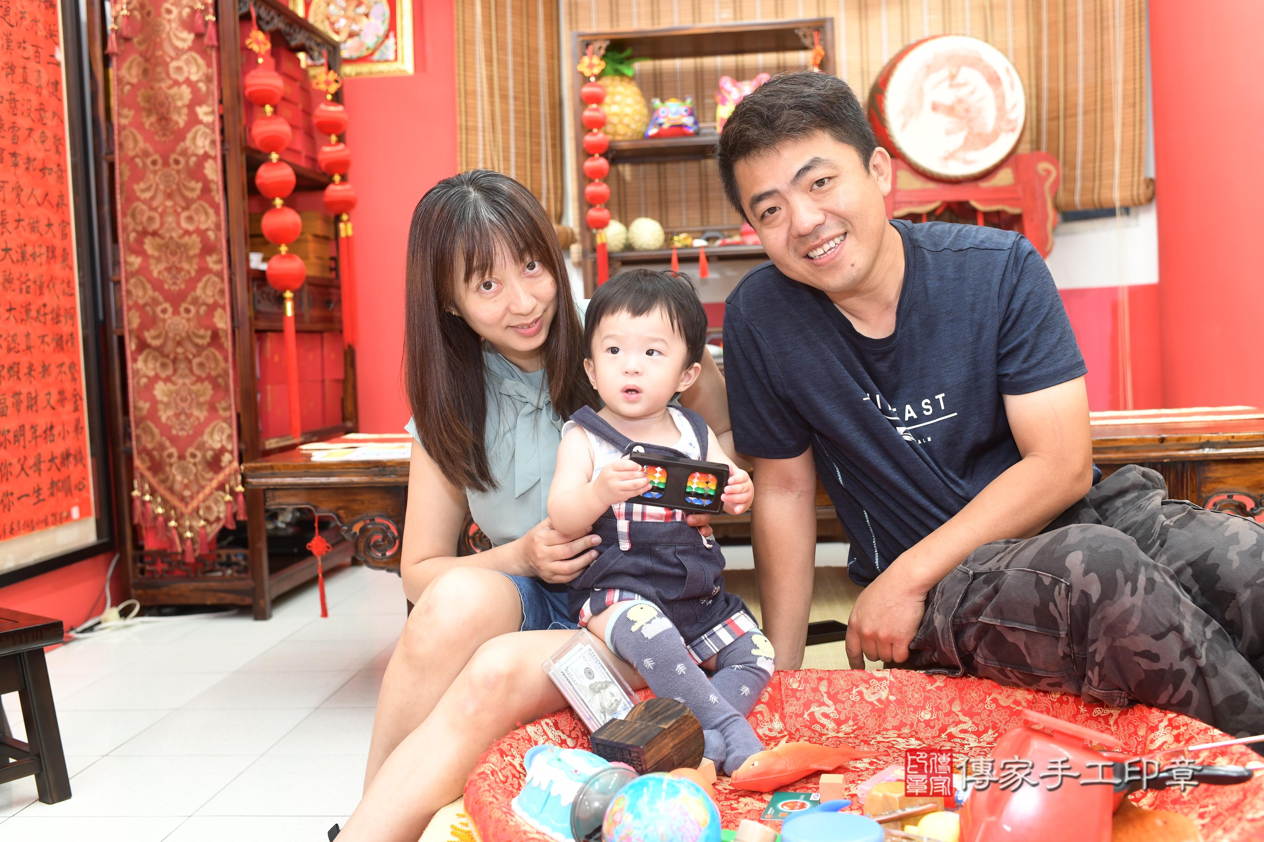 傳家手工印章高雄店、抓周、度脺、中國風會場、傳家嬰兒古禮、吉祥話、抓周道具物品24種、拍照。抓周證書。寶寶抓周、滿周歲、生日快樂、祝福 傳家手工印章高雄店、抓周、度脺、中國風會場、傳家嬰兒古禮、吉祥話、抓周道具物品24種、拍照。抓周證書。寶寶抓周、滿周歲、生日快樂、祝福