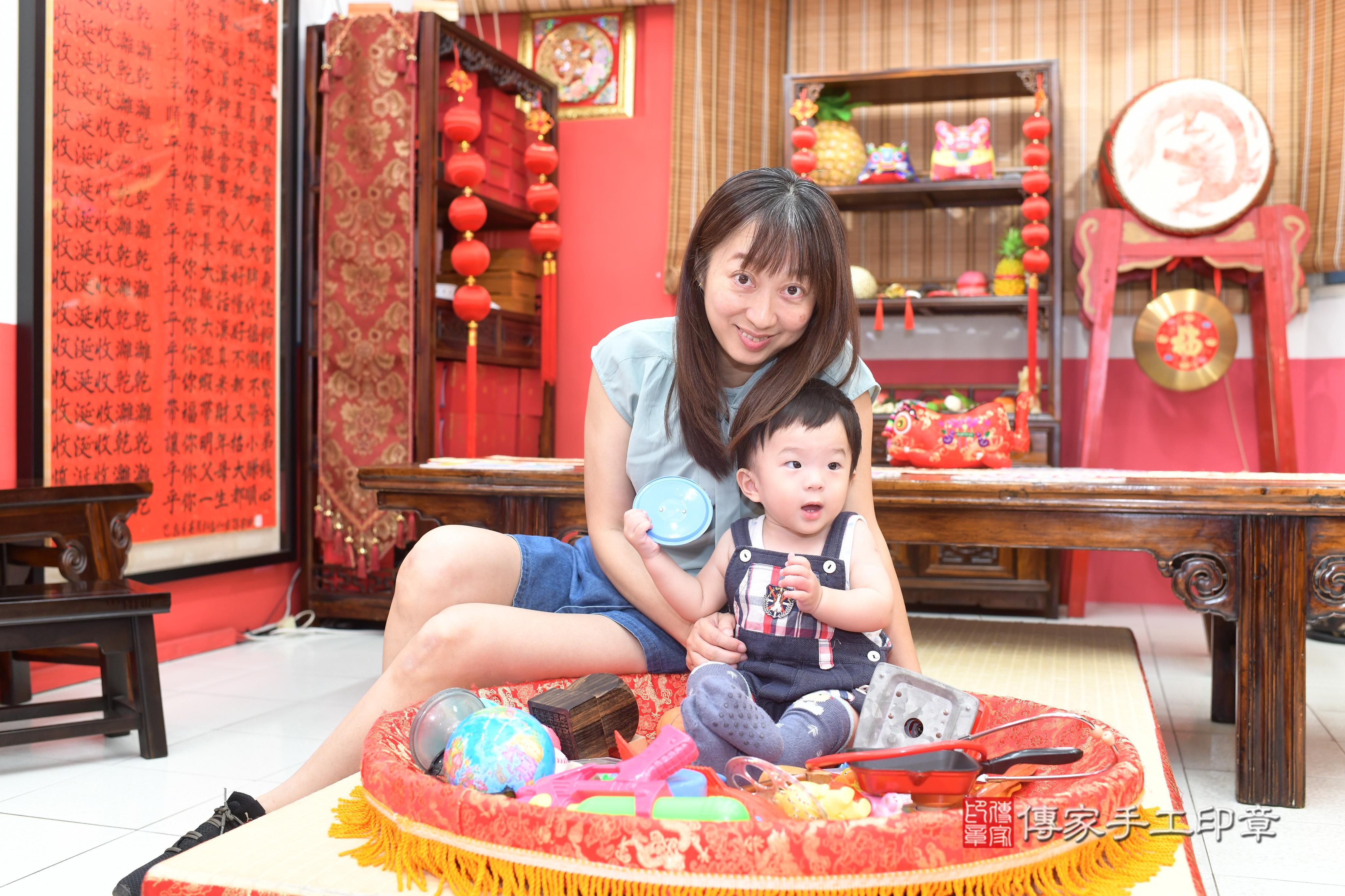 傳家手工印章高雄店、抓周、度脺、中國風會場、傳家嬰兒古禮、吉祥話、抓周道具物品24種、拍照。抓周證書。寶寶抓周、滿周歲、生日快樂、祝福 傳家手工印章高雄店、抓周、度脺、中國風會場、傳家嬰兒古禮、吉祥話、抓周道具物品24種、拍照。抓周證書。寶寶抓周、滿周歲、生日快樂、祝福