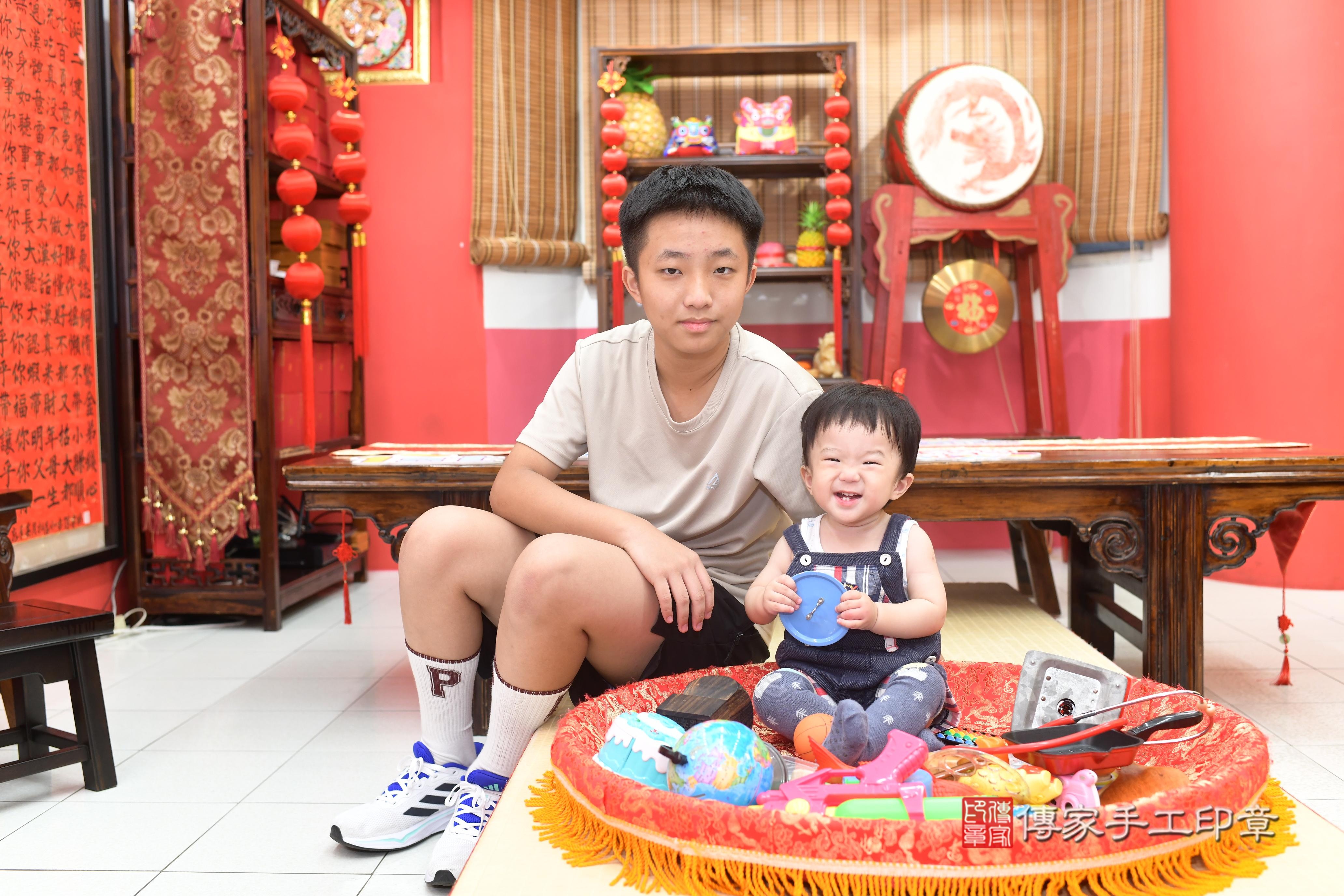 傳家手工印章高雄店、抓周、度脺、中國風會場、傳家嬰兒古禮、吉祥話、抓周道具物品24種、拍照。抓周證書。寶寶抓周、滿周歲、生日快樂、祝福 傳家手工印章高雄店、抓周、度脺、中國風會場、傳家嬰兒古禮、吉祥話、抓周道具物品24種、拍照。抓周證書。寶寶抓周、滿周歲、生日快樂、祝福