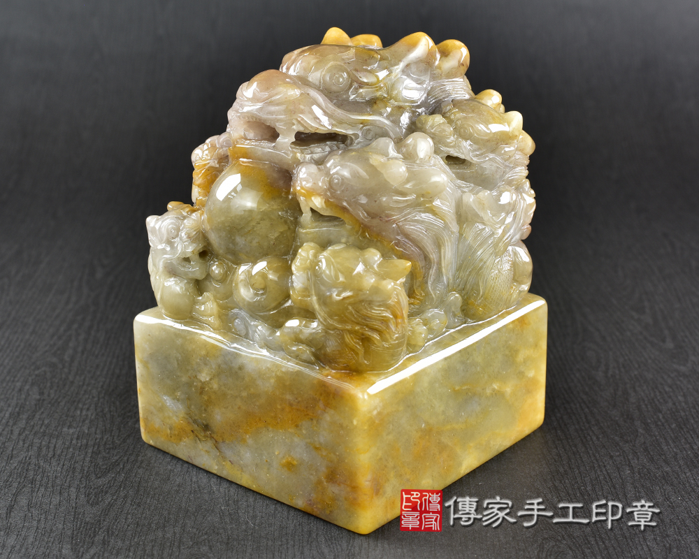 「九龍」之印是為天子之尊的重要體現-九是極數,九又是貴數-新疆黃玉九龍廟章-傳家手工印章 台南店114.4.2