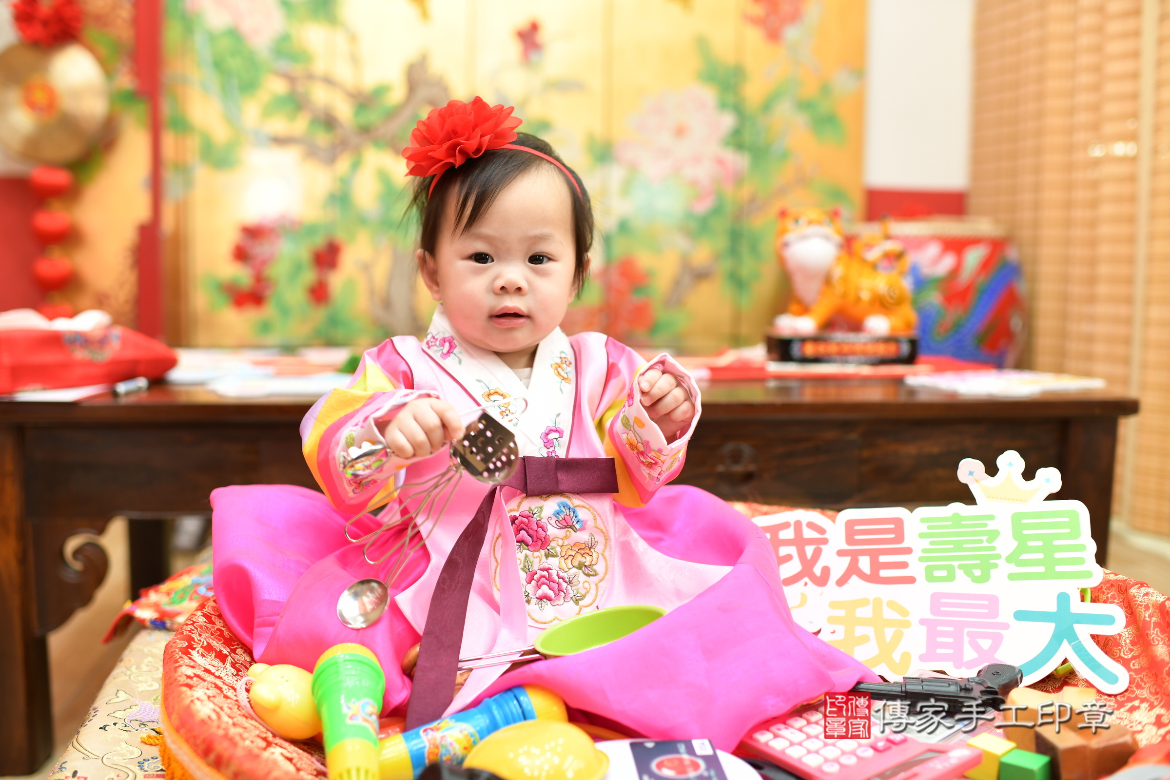 台北市大同區小妤寶寶抓周推薦：傳家台北店抓周度脺中國風會場，嬰兒古禮抓周流程儀式吉祥話、抓周道具物品24種、拍照。抓周證書。2025.3.8，照片1