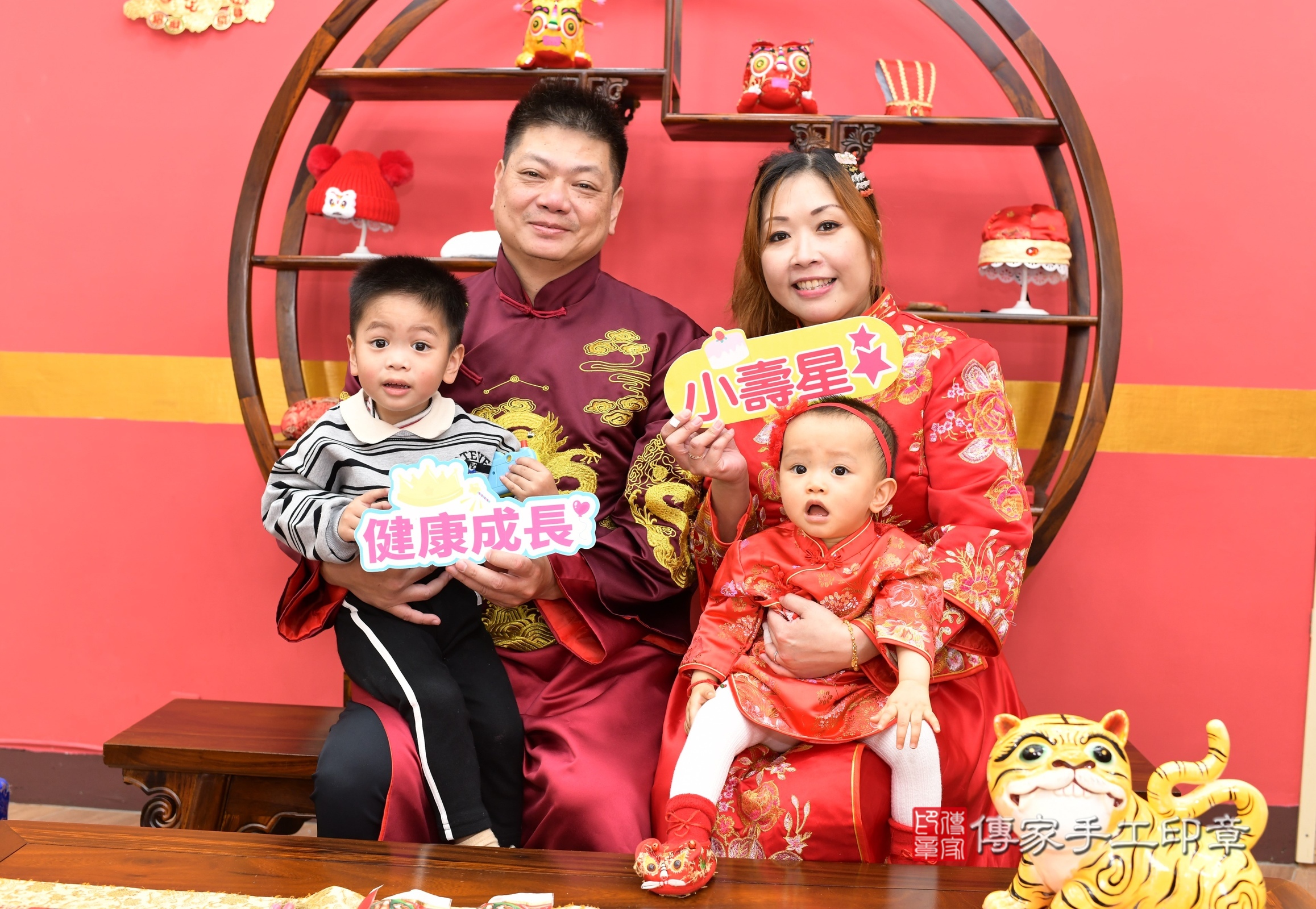 新北市永和區霏霏寶寶抓周推薦：傳家新北店抓周度脺中國風會場，嬰兒古禮抓周流程儀式吉祥話、抓周道具物品24種、拍照。抓周證書。2025.3.11，照片1