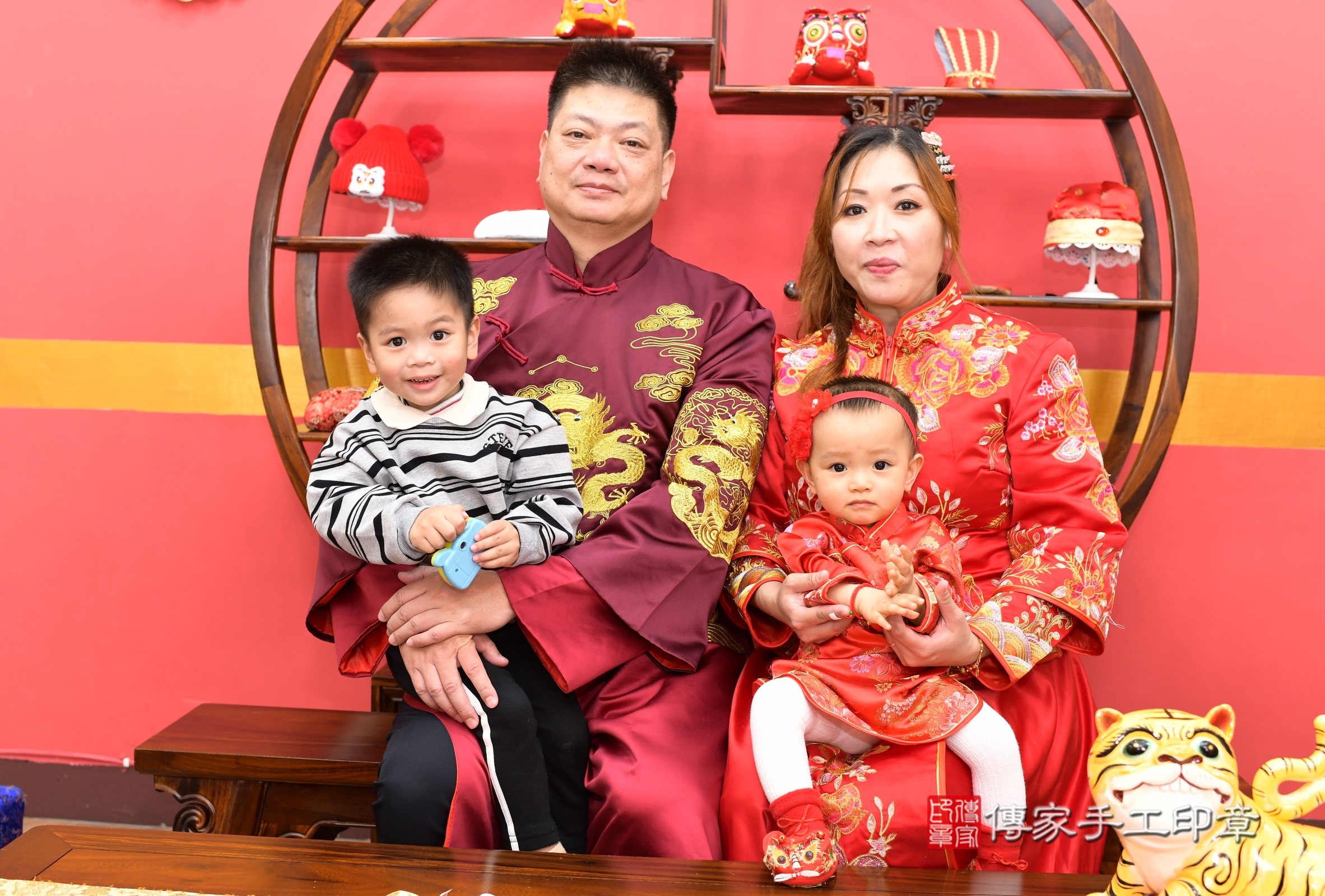 新北市永和區霏霏寶寶抓周推薦：傳家新北店抓周度脺中國風會場，嬰兒古禮抓周流程儀式吉祥話、抓周道具物品24種、拍照。抓周證書。2025.3.11，照片2