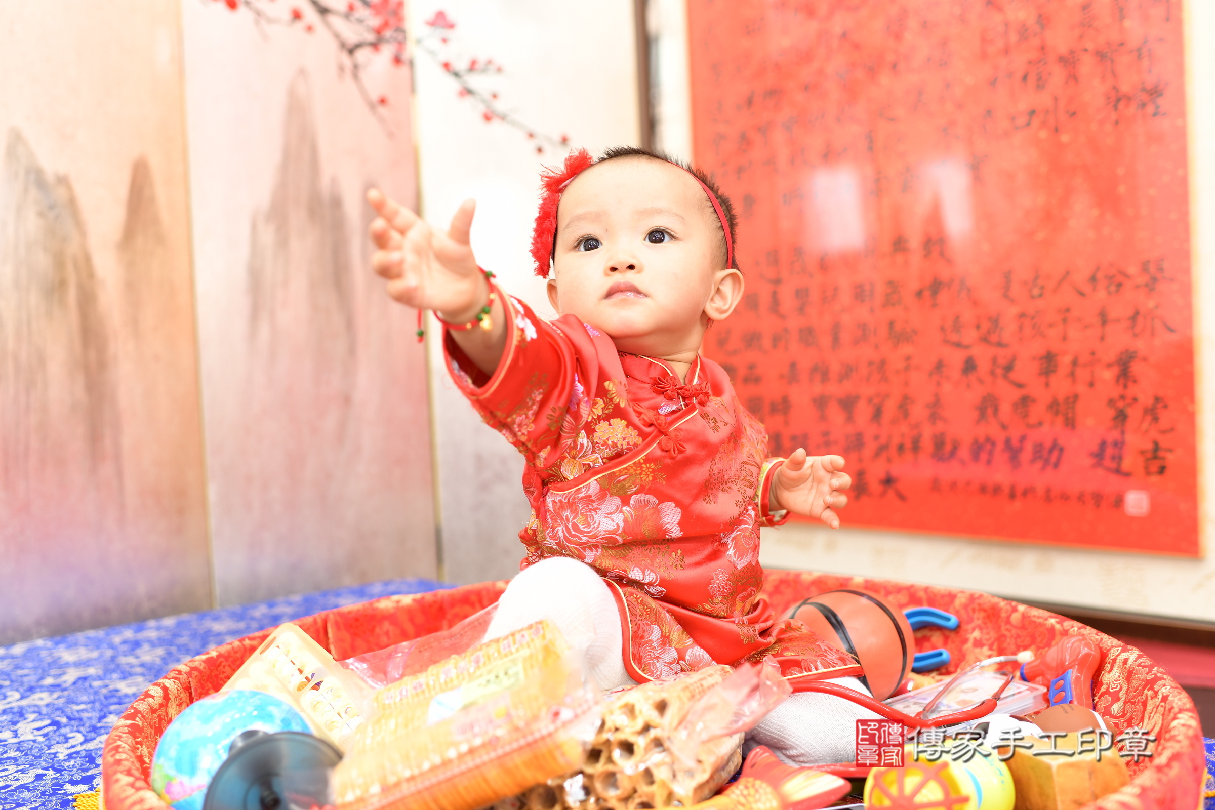 新北市永和區霏霏寶寶抓周推薦：傳家新北店抓周度脺中國風會場，嬰兒古禮抓周流程儀式吉祥話、抓周道具物品24種、拍照。抓周證書。2025.3.11，照片7