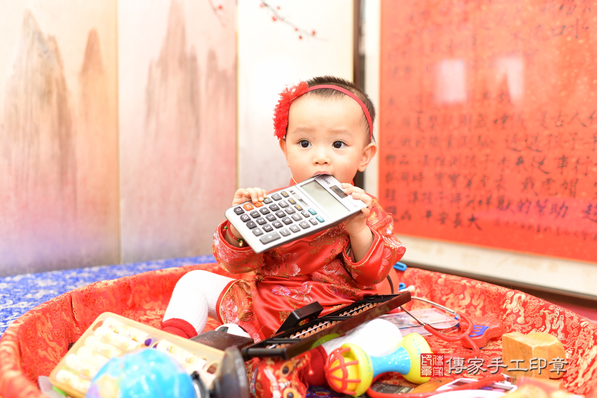 新北市永和區霏霏寶寶抓周推薦：傳家新北店抓周度脺中國風會場，嬰兒古禮抓周流程儀式吉祥話、抓周道具物品24種、拍照。抓周證書。2025.3.11，照片10