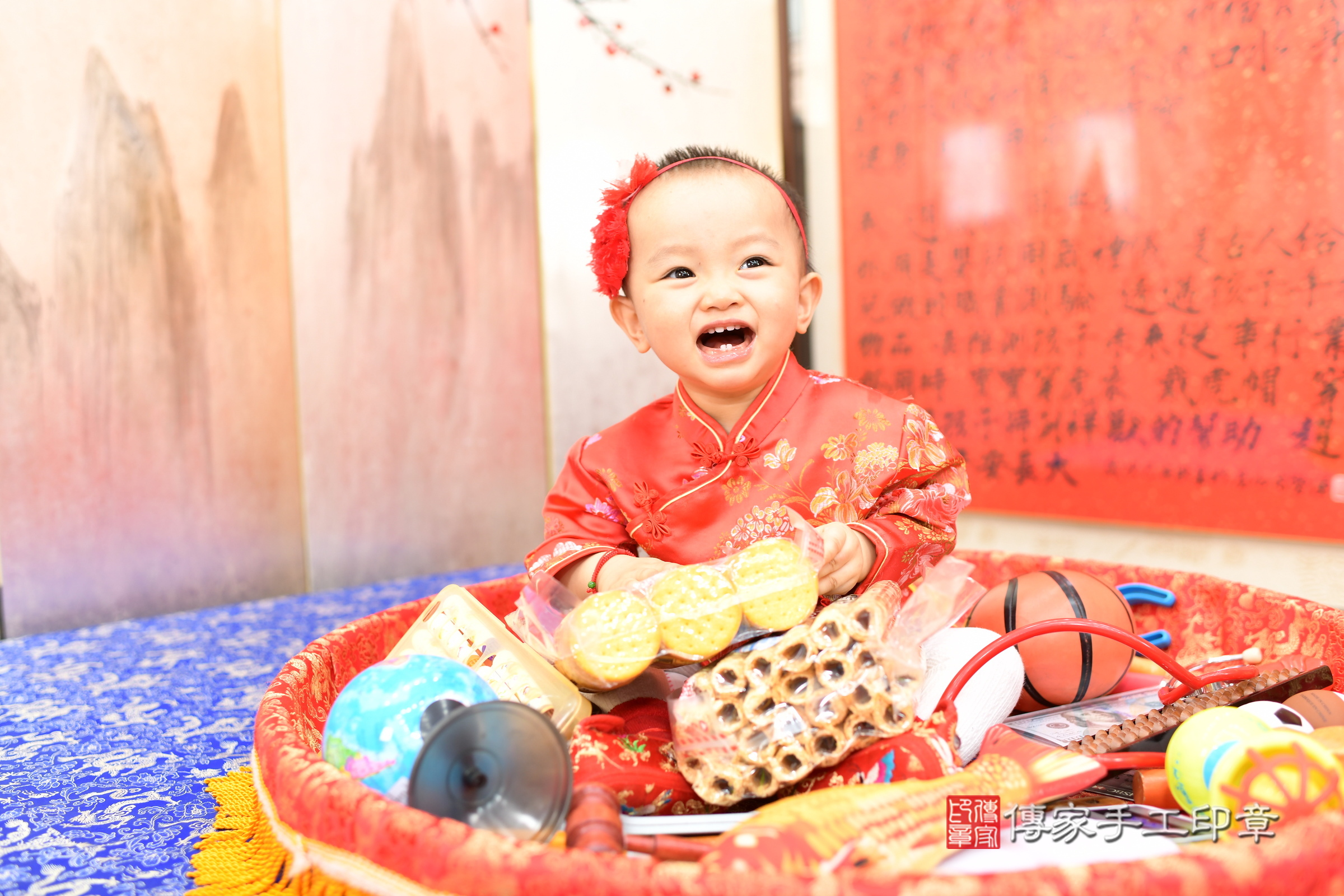 新北市永和區霏霏寶寶抓周推薦：傳家新北店抓周度脺中國風會場，嬰兒古禮抓周流程儀式吉祥話、抓周道具物品24種、拍照。抓周證書。2025.3.11，照片5