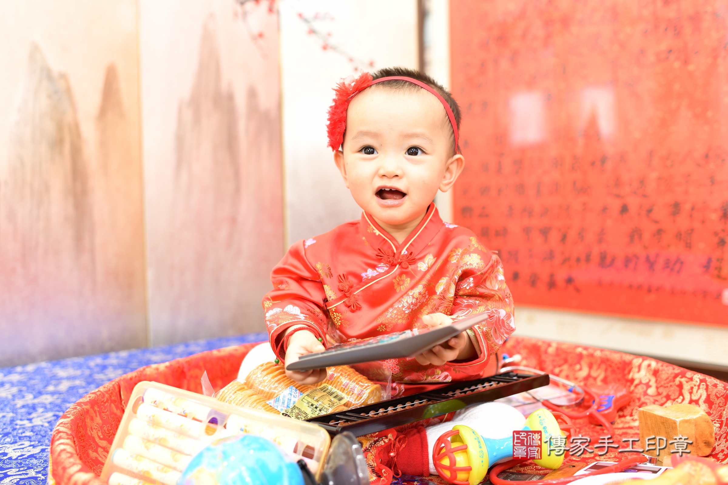 新北市永和區霏霏寶寶抓周推薦：傳家新北店抓周度脺中國風會場，嬰兒古禮抓周流程儀式吉祥話、抓周道具物品24種、拍照。抓周證書。2025.3.11，照片9