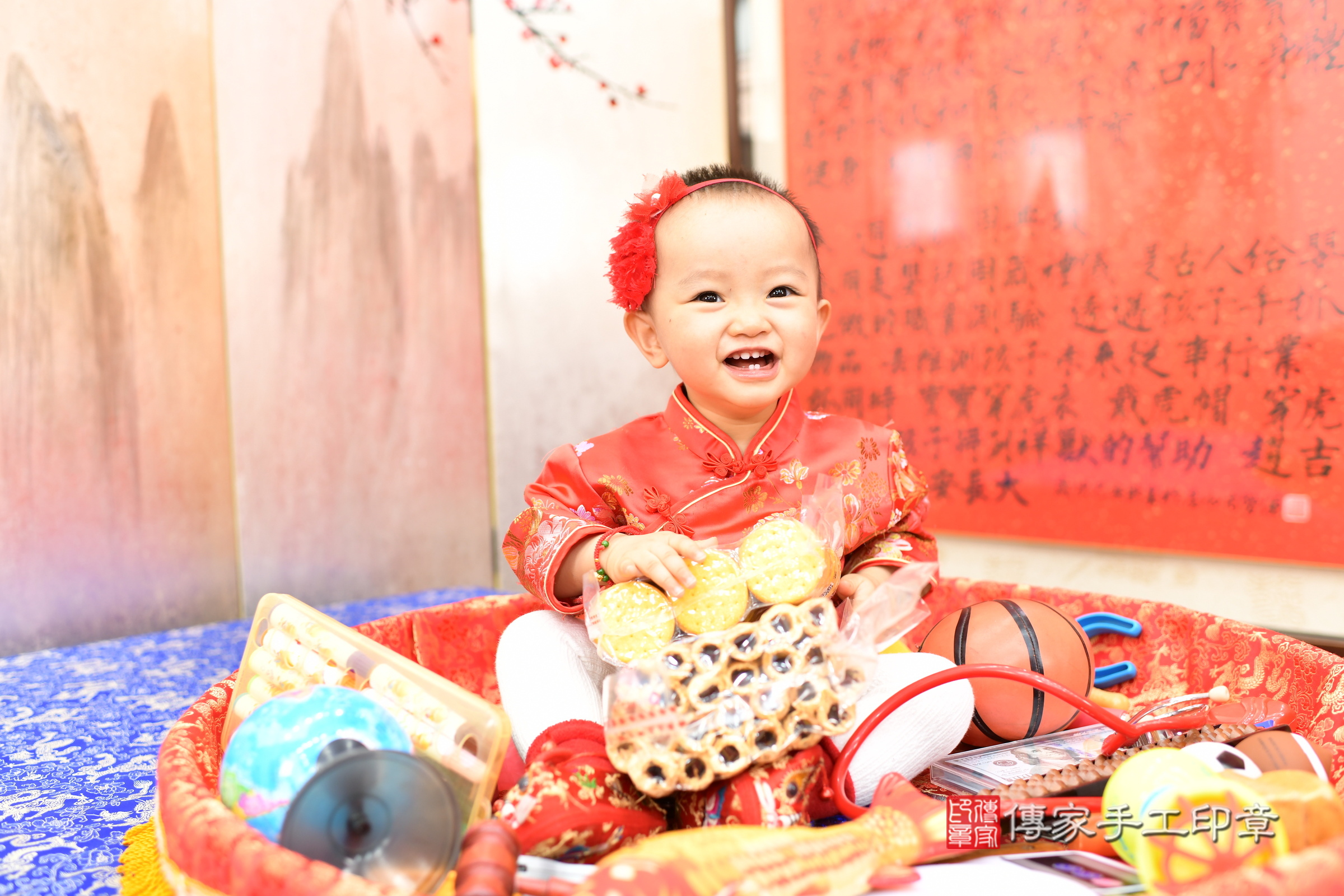 新北市永和區霏霏寶寶抓周推薦：傳家新北店抓周度脺中國風會場，嬰兒古禮抓周流程儀式吉祥話、抓周道具物品24種、拍照。抓周證書。2025.3.11，照片4