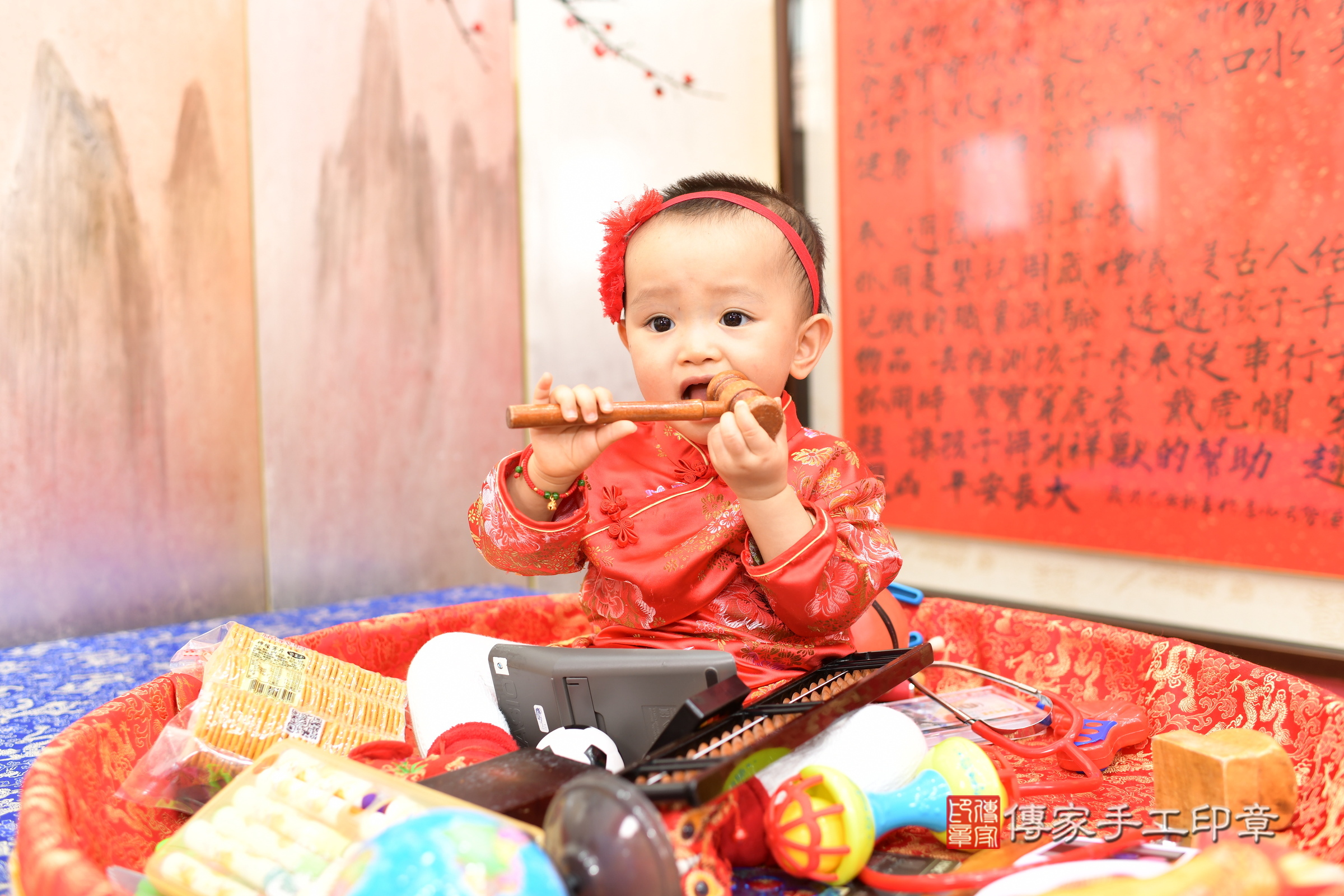 新北市永和區霏霏寶寶抓周推薦：傳家新北店抓周度脺中國風會場，嬰兒古禮抓周流程儀式吉祥話、抓周道具物品24種、拍照。抓周證書。2025.3.11，照片11