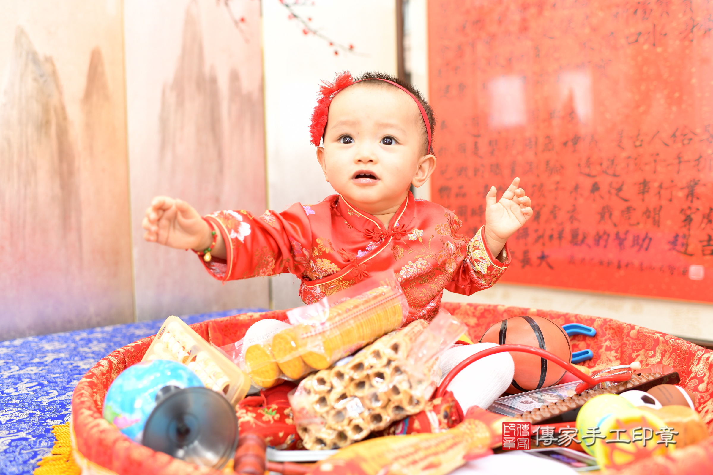 新北市永和區霏霏寶寶抓周推薦：傳家新北店抓周度脺中國風會場，嬰兒古禮抓周流程儀式吉祥話、抓周道具物品24種、拍照。抓周證書。2025.3.11，照片6