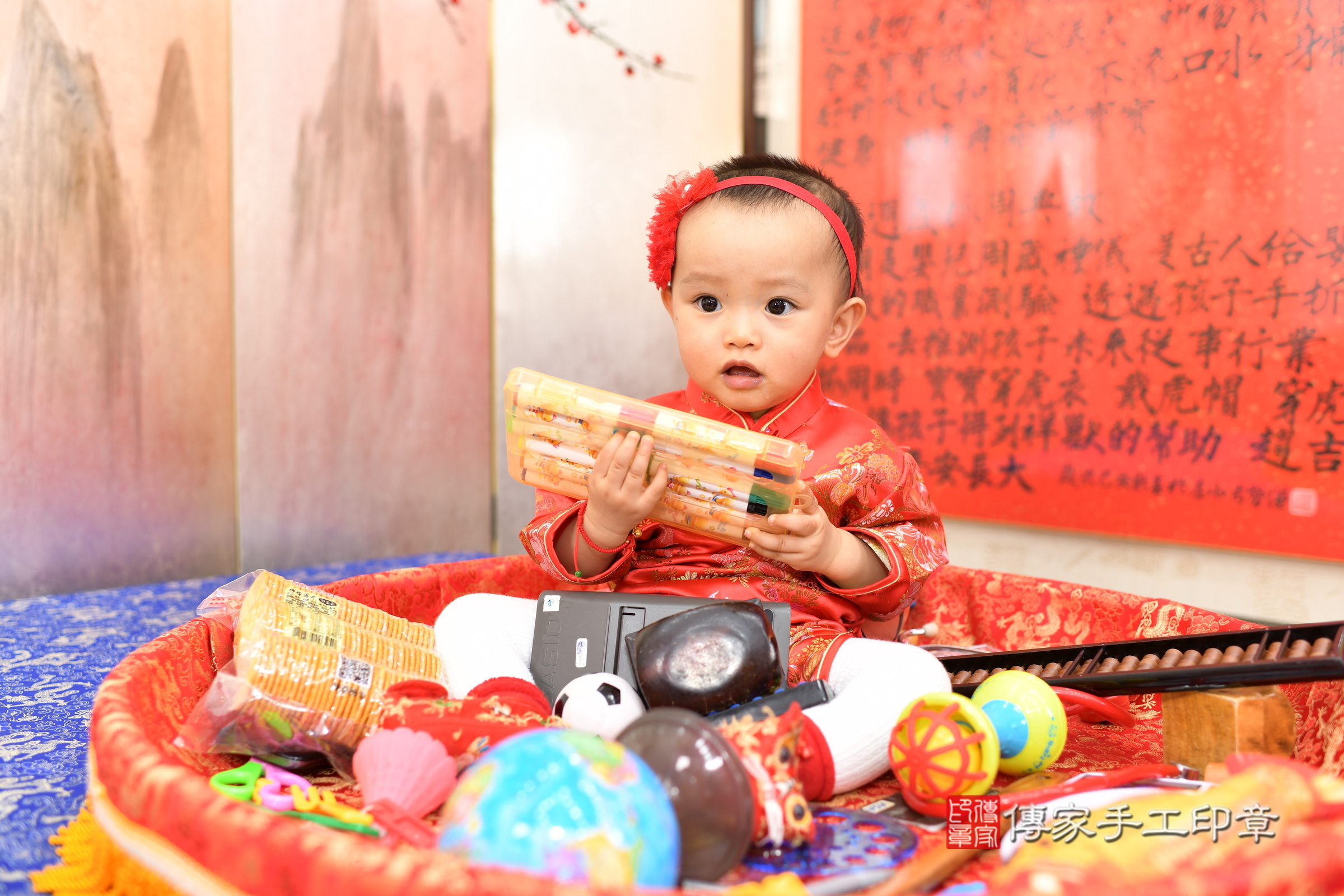 新北市永和區霏霏寶寶抓周推薦：傳家新北店抓周度脺中國風會場，嬰兒古禮抓周流程儀式吉祥話、抓周道具物品24種、拍照。抓周證書。2025.3.11，照片3
