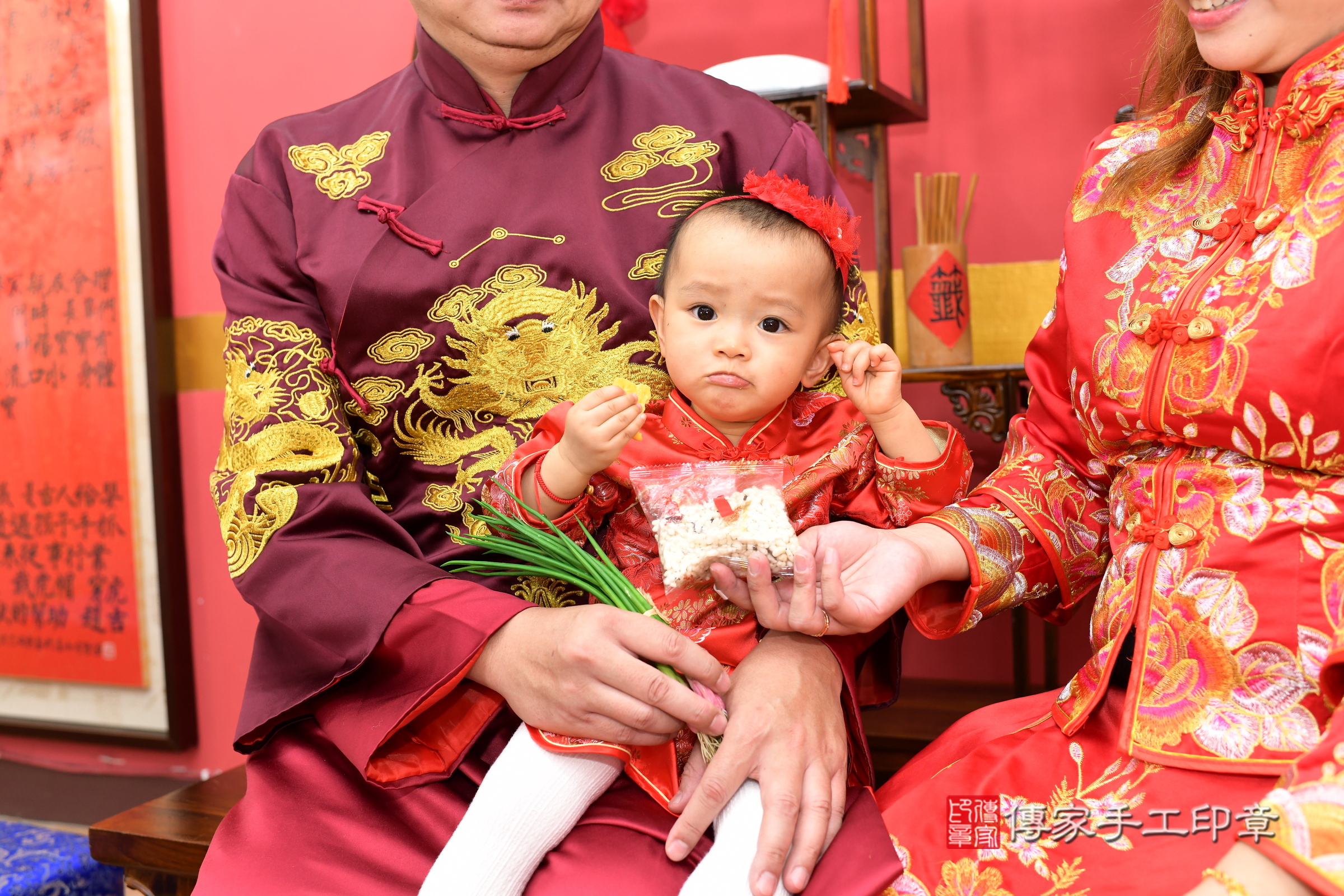 新北市永和區霏霏寶寶抓周推薦：傳家新北店抓周度脺中國風會場，嬰兒古禮抓周流程儀式吉祥話、抓周道具物品24種、拍照。抓周證書。2025.3.11，照片14